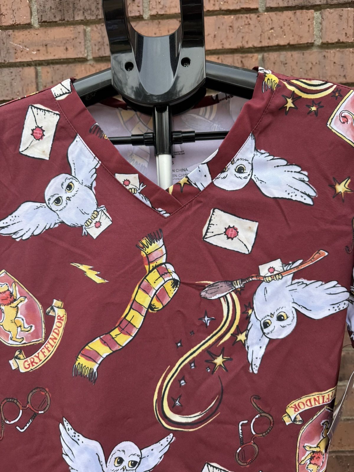Other Harry Potter Womens Scrub Top Gryffindor Hedwig Owl Merlot Size S / US 4 / IT 40 - 4 Thumbnail