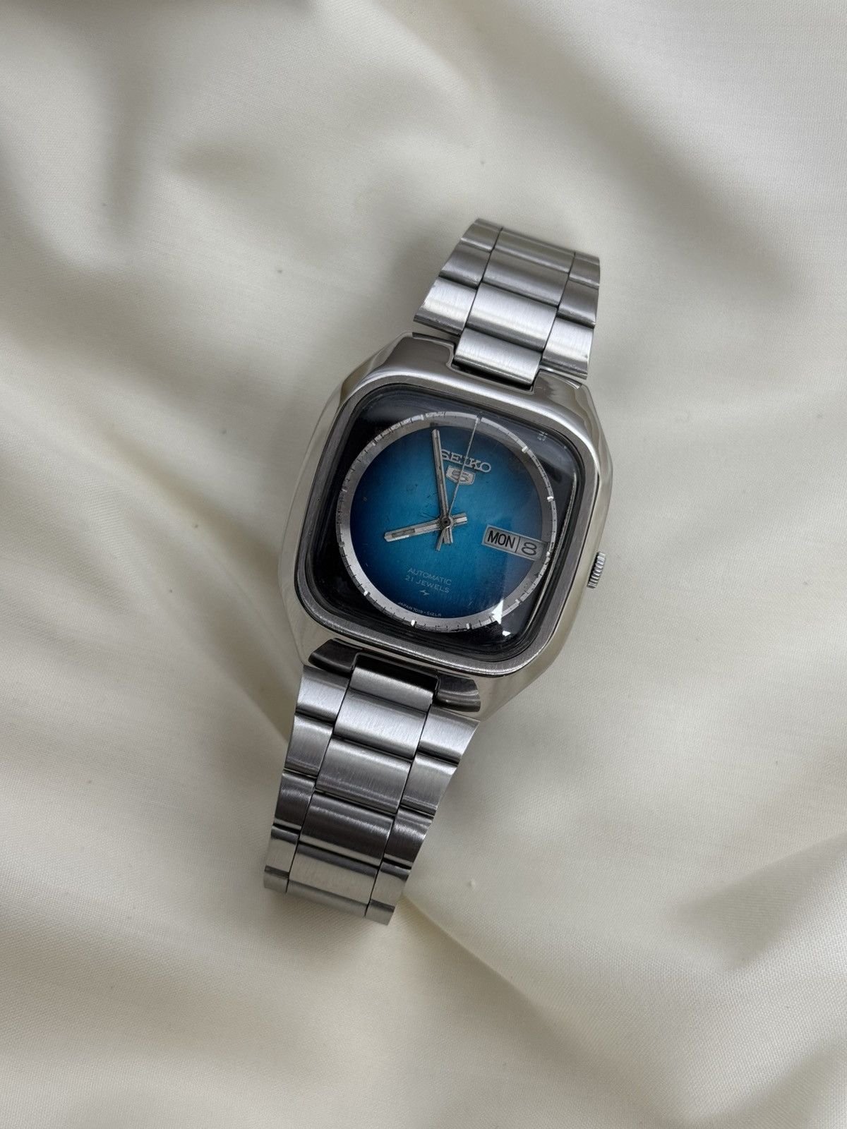 Seiko Seiko 5 Japan Vintage TV Case Blue Fade Dial 21J Automatic Size 36 - 10 Thumbnail