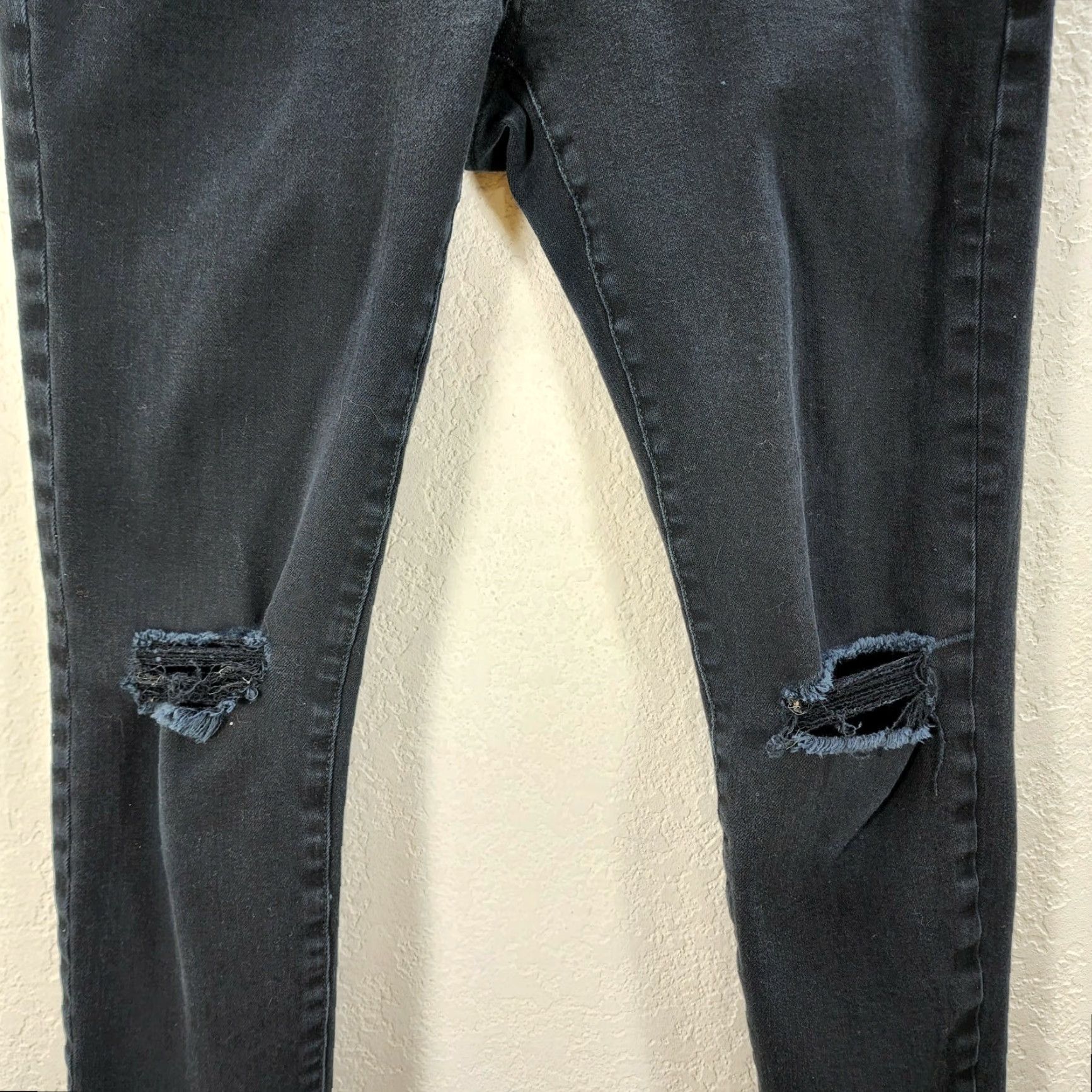 Banana Republic Banana Republic Jeans Cropped Denim Skinny Distressed 27P Faded Black Womens Petit Size/Color Revolving: Denim, Cotton Refine: 23 in Inseam Size 27" / US 4 / IT 40 - 4 Thumbnail