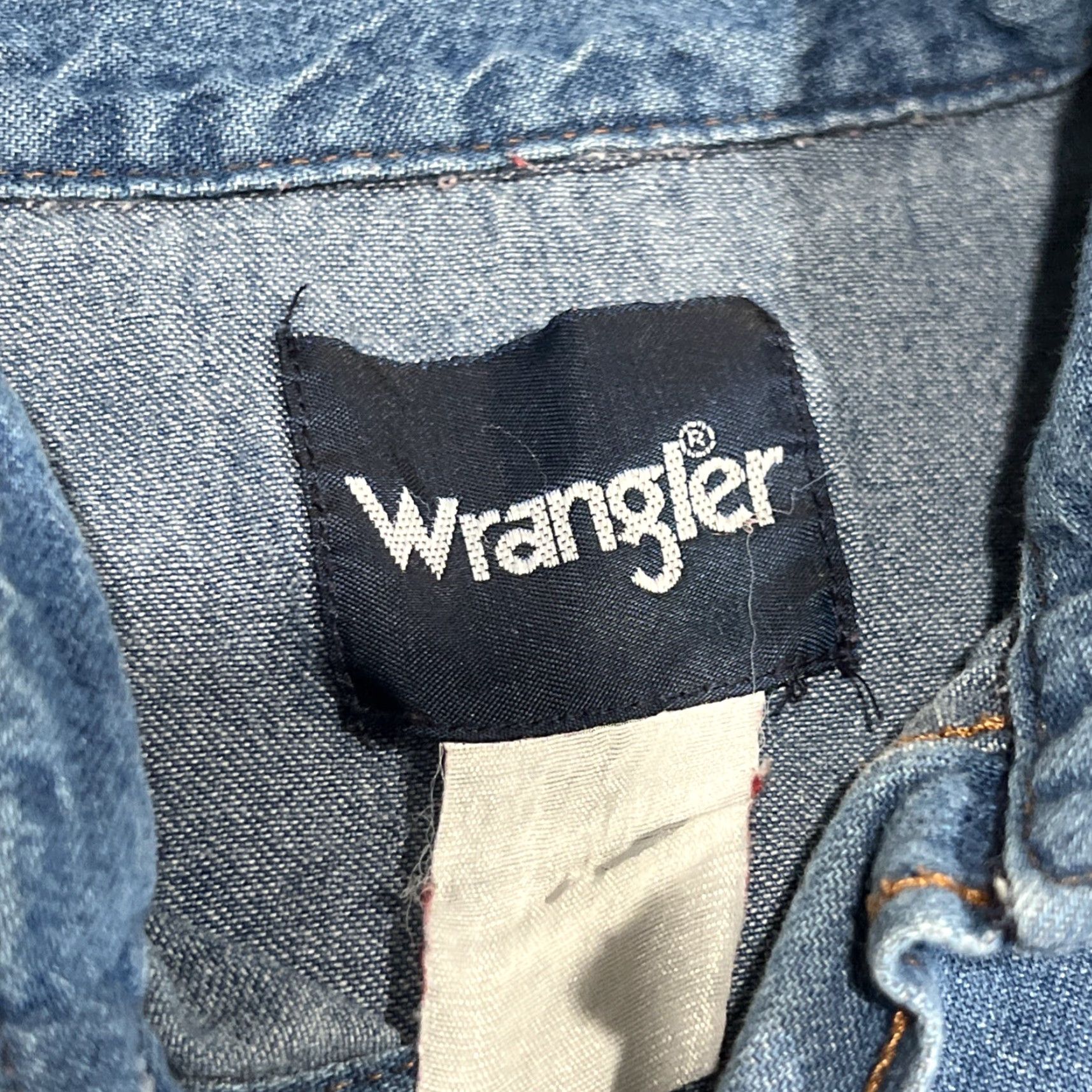Wrangler VINTAGE Wrangler Pearl Snap Western Shirt Men’s 17-36 Regular Fit Long Tails Denim Blue Cotton Pocket Embroidered Collared Cowboy Shirt Mens Size US XL / EU 56 / 4 - 3 Thumbnail