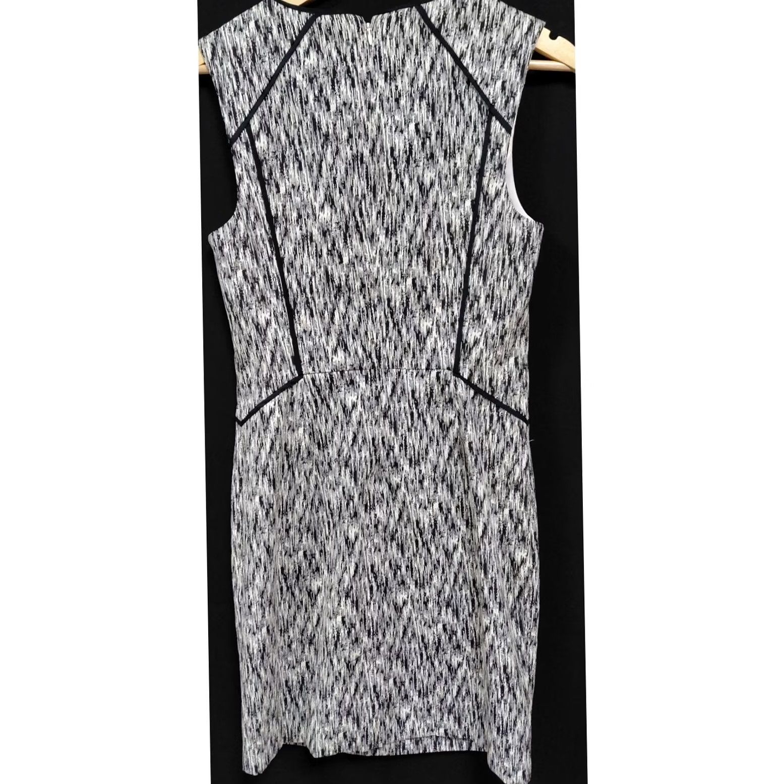 Banana Republic Banana Republic Black White Sleeveless Knit Dress V-Neck Knee Length 6 Women's Cotton Spandex Stretch Dress, Business Casual, Spring Summer Size M / US 6-8 / IT 42-44 - 2 Thumbnail