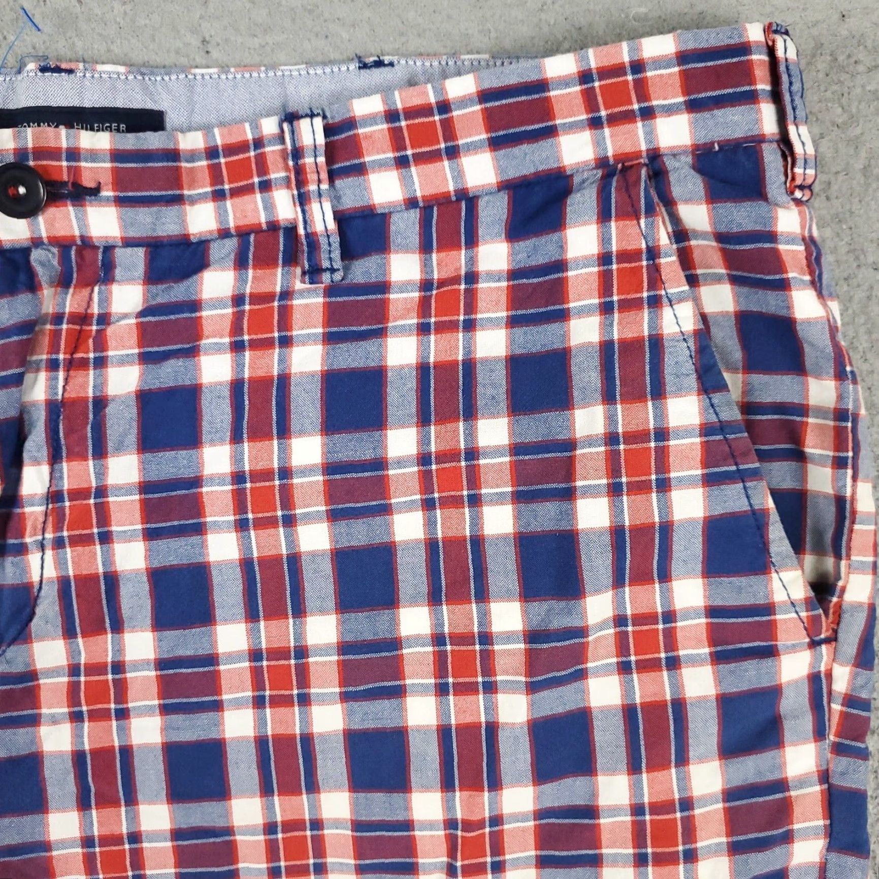 Tommy Hilfiger VINTAGE Tommy Hilfiger Shorts Mens Size 38 Chino Flat Front Casual Red Plaid Classic Size US 38 / EU 54 - 3 Thumbnail