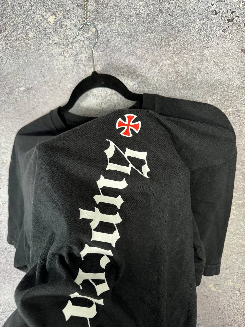 Independent Truck Co. × Supreme T-Shirt FW17 Supreme x Independent Old English Nera Taglia Size US M / EU 48-50 / 2 - 7 Thumbnail