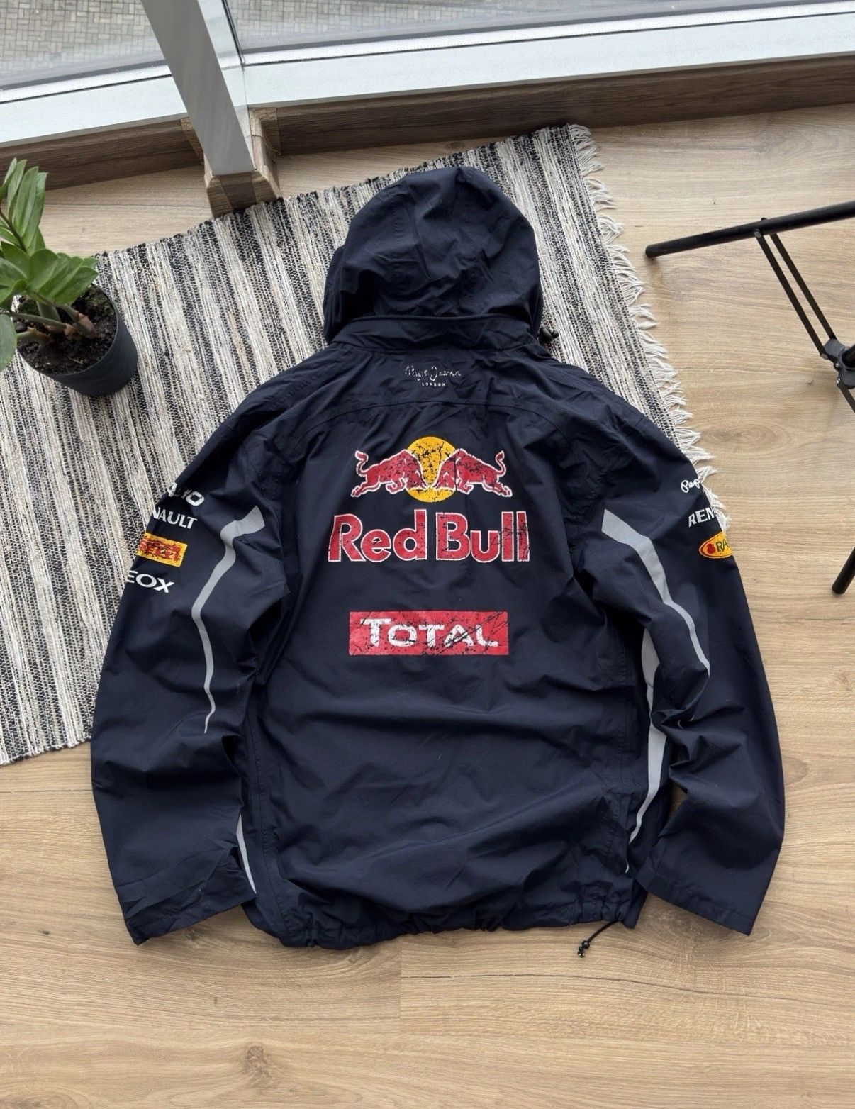 Red Bull Red Bull Infiniti Racing Windbreaker Distressed Jacket SizeS Size US S / EU 44-46 / 1 - 3 Thumbnail