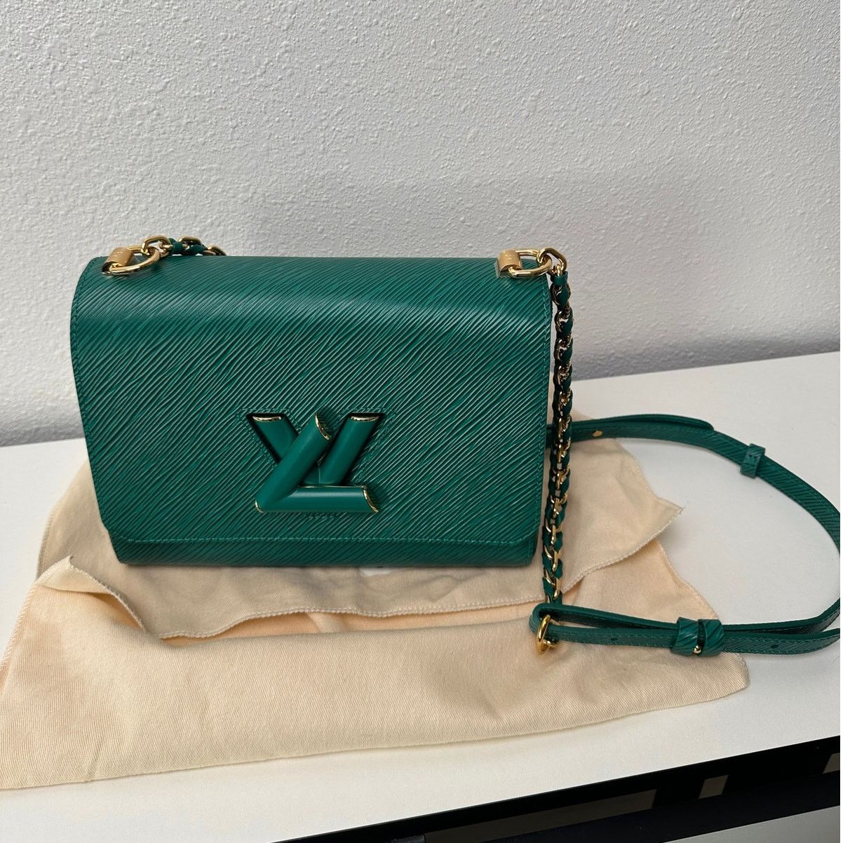 Louis Vuitton Louis Vuitton Twist MM Shoulder Bag – Emerald Epi Leather Size ONE SIZE - 13 Thumbnail