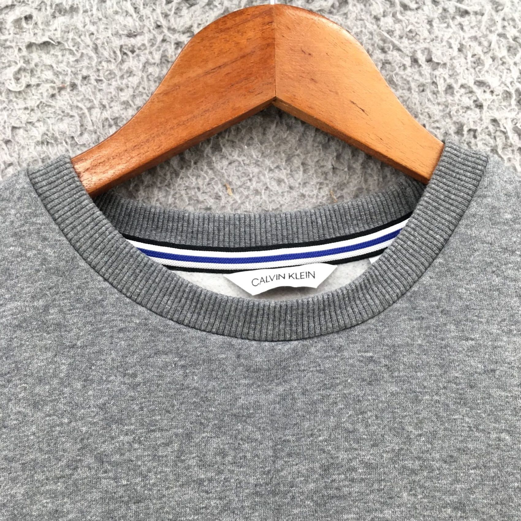 Calvin Klein Calvin Klein Sweatshirt Mens Small Crew Neck Long Sleeve Graphic Logo Gray Size US S / EU 44-46 / 1 - 3 Thumbnail