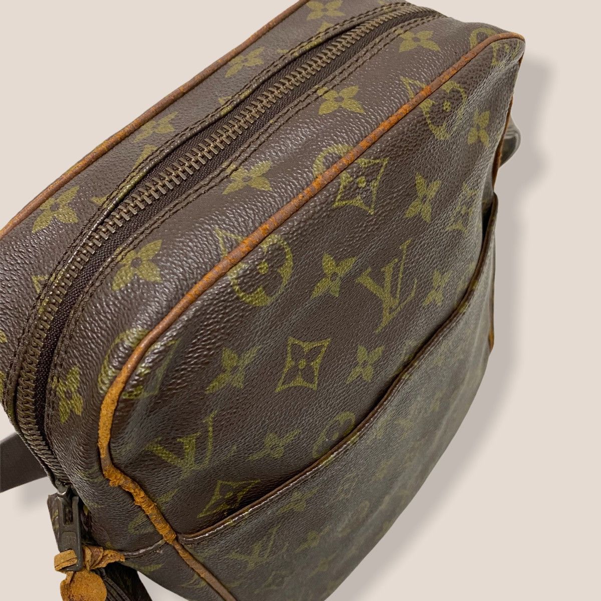 Louis Vuitton ‼️YES‼️ LOUIS VUITTON DANUBE GM SLING BAG ECLAIR ZIPPER Size ONE SIZE - 8 Thumbnail