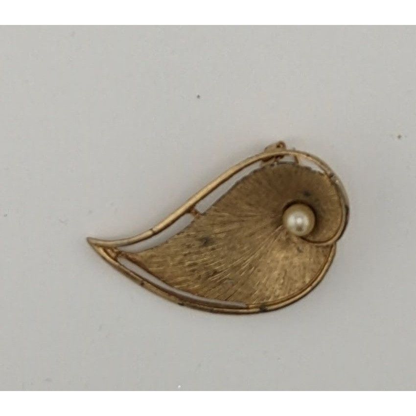 Other Vintage Gold Tone Textured Leaf Brooch With Faux Pearl Accen Size ONE SIZE - 4 Thumbnail