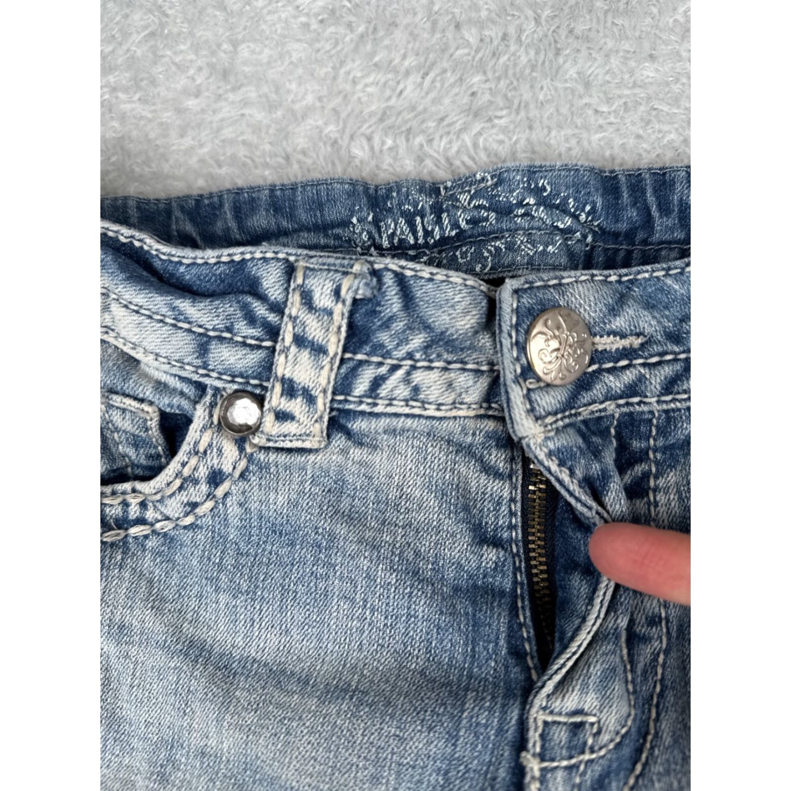 Denime Paisley Sky Jeans Womens 4 Blue Denim Skinny Tapered Distressed Low Rise 29x29 Jeans Womens Small spots and marks front and back review all photos Size 27" / US 4 / IT 40 - 5 Thumbnail