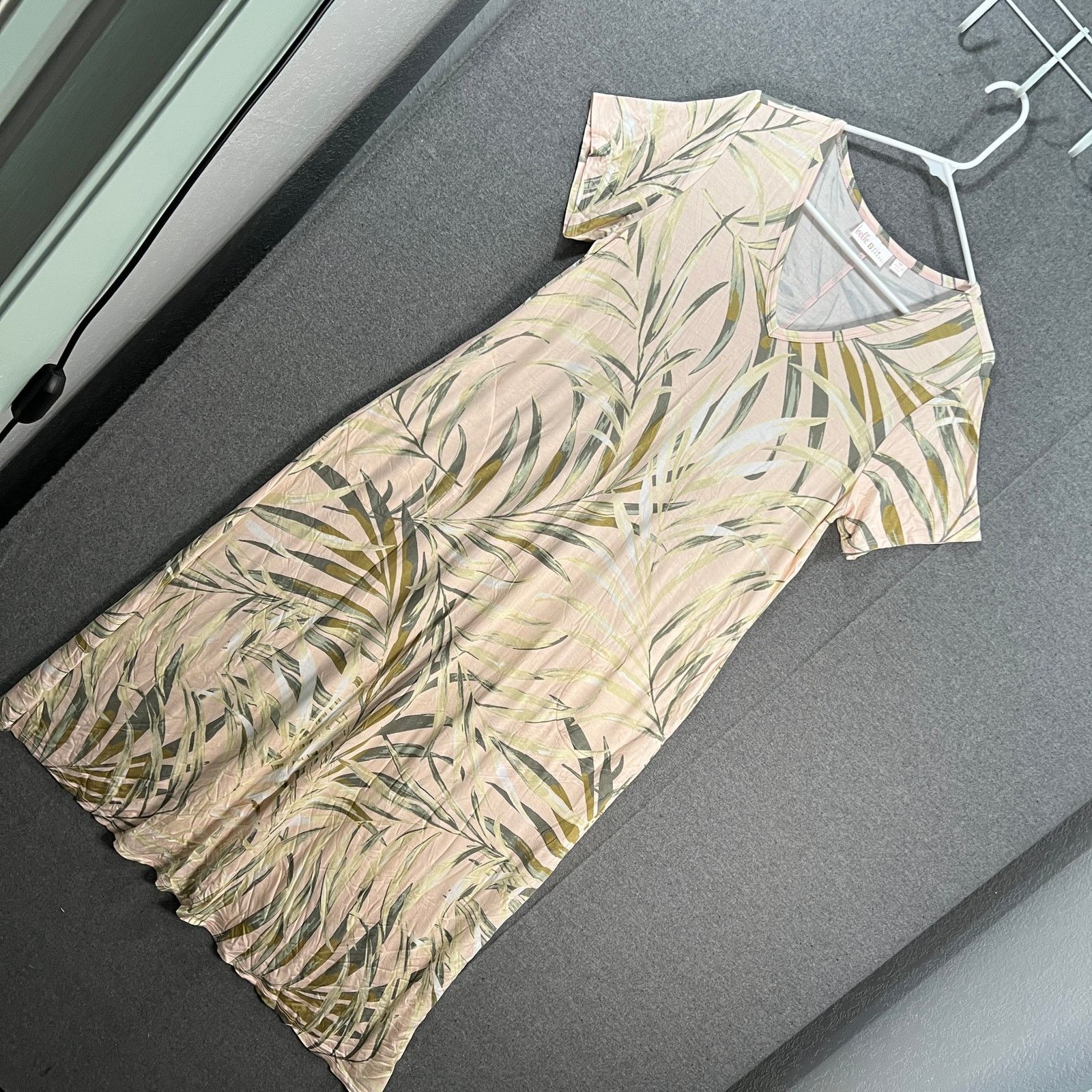 Other Belle by Kim Gravel Petite Solid V-Neck Maxi Dress Sandy Size M / US 6-8 / IT 42-44 - 4 Thumbnail