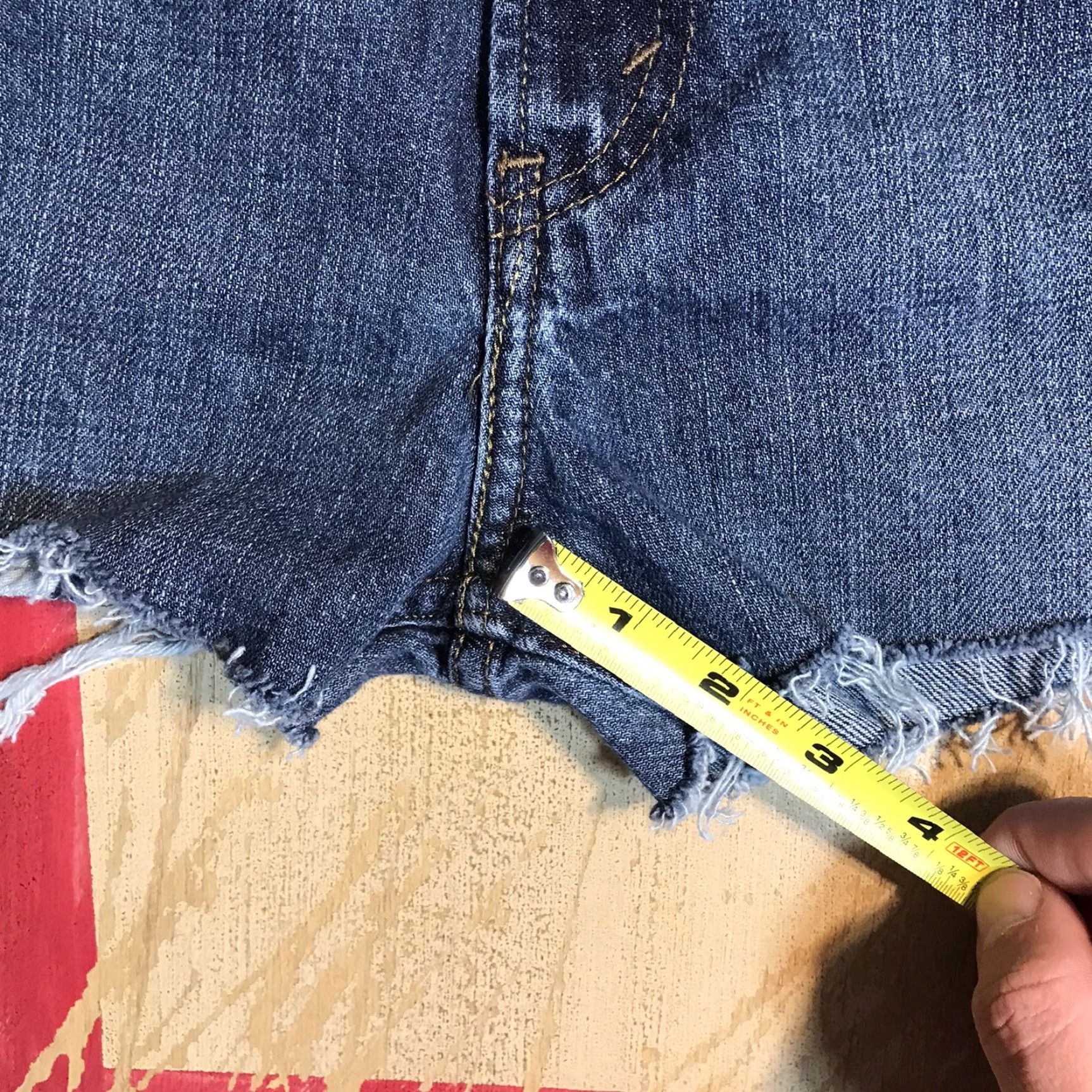 Levi's VINTAGE Levis 550 Shorts Women Measured 26 x 2 Inseam Medium Wash Blue Relaxed Fit 25x2 Size 26" / US 2 / IT 38 - 7 Thumbnail
