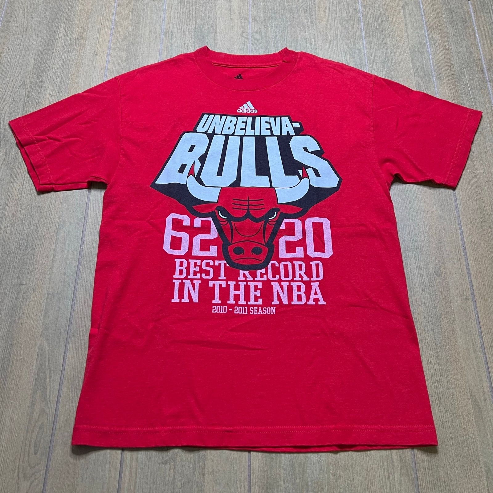 Adidas Vintage Adidas Chicago Bulls Y2K Red T-Shirt Sz Medium Size US M / EU 48-50 / 2 - 1 Thumbnail