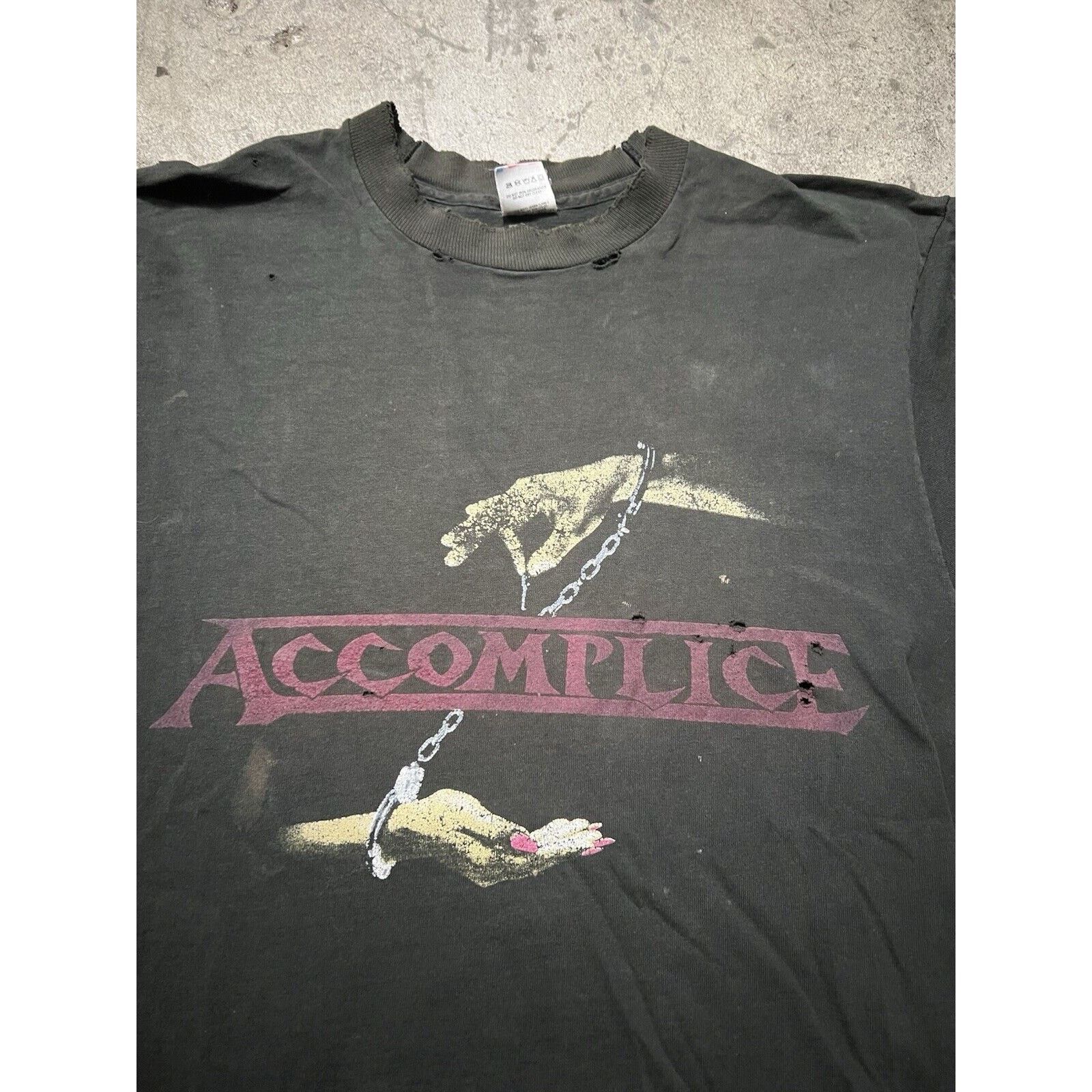 Fruit Of The Loom Vintage accomplice handcuff not telling T-Shirt Distressed Size US L / EU 52-54 / 3 - 3 Thumbnail