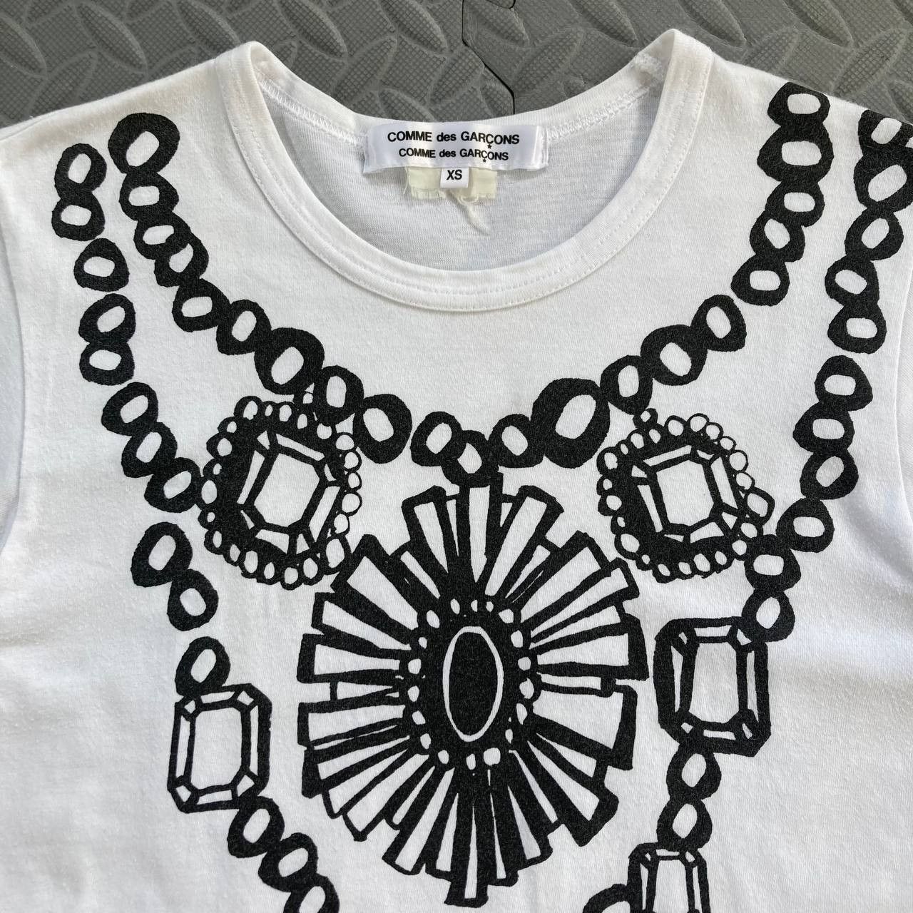 Comme des Garcons Jewel Necklace Print Tee Size XS / US 0-2 / IT 36-38 - 6 Thumbnail