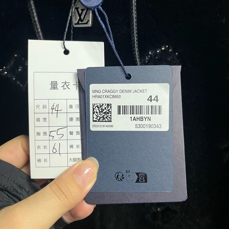 Louis Vuitton Louis Vuitton 25 Black Logo Embroidered Pure Wool Zip Hood Size US S / EU 44-46 / 1 - 2 Thumbnail