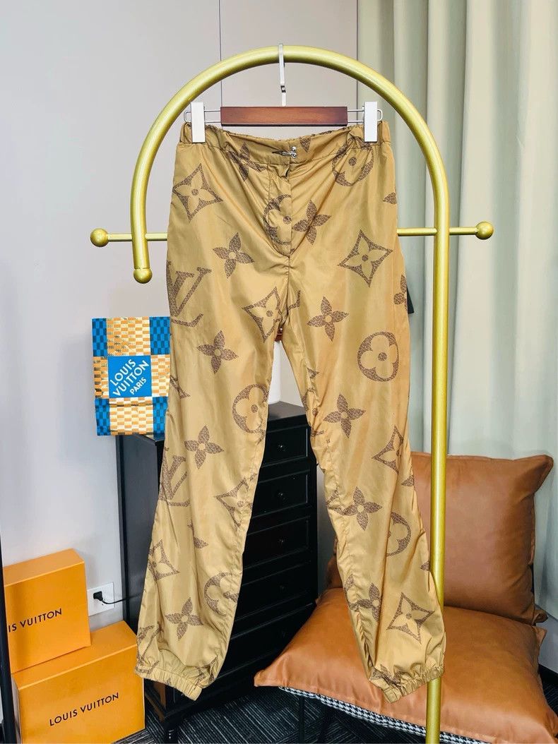 Louis Vuitton Louis Vuitton Brown full print jogging pants Size US 34 / EU 50 - 1 Thumbnail