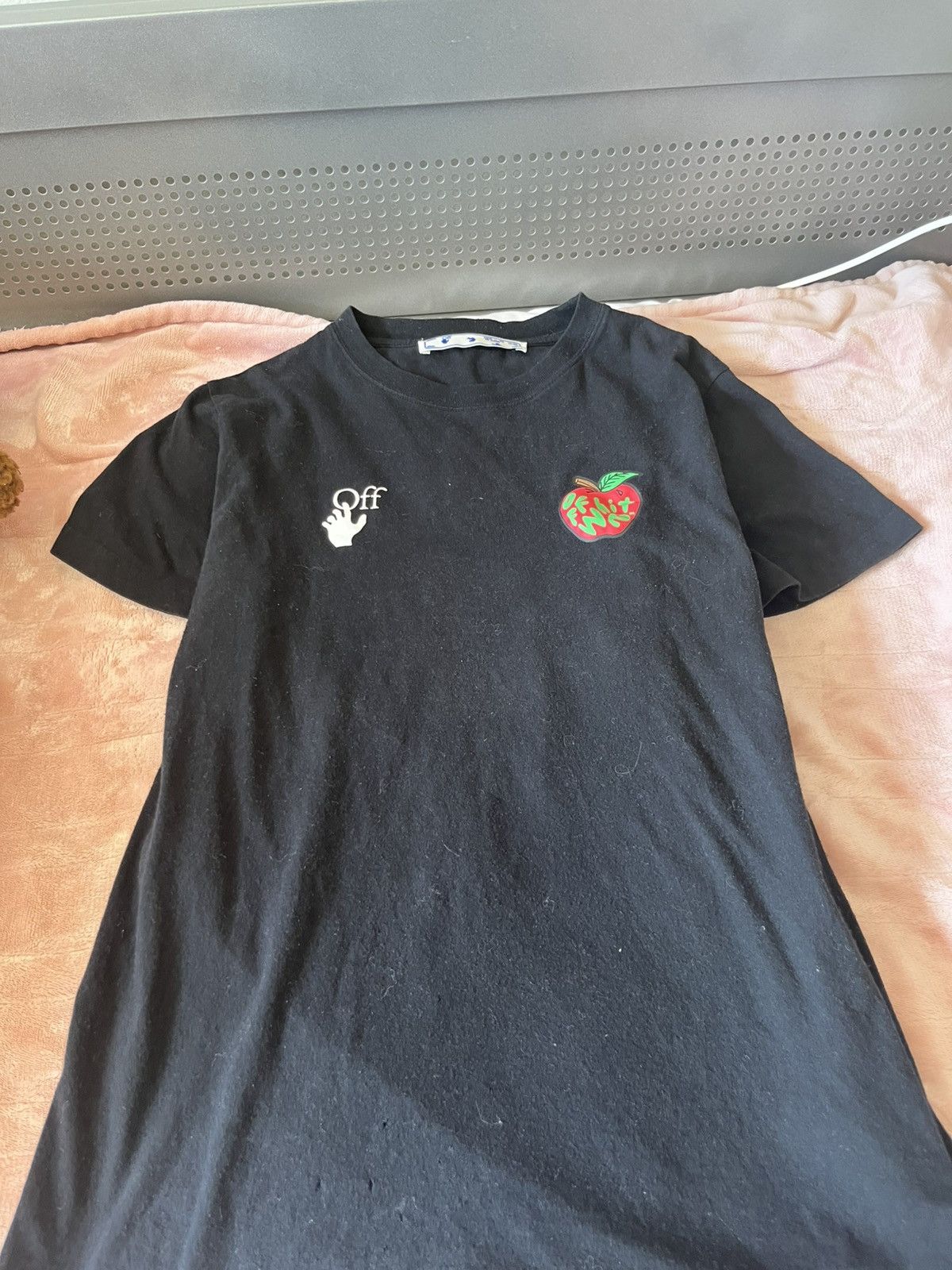 Off-White Off-White Apple Over Tee ‘Black/Red’ Size US S / EU 44-46 / 1 - 1 Thumbnail