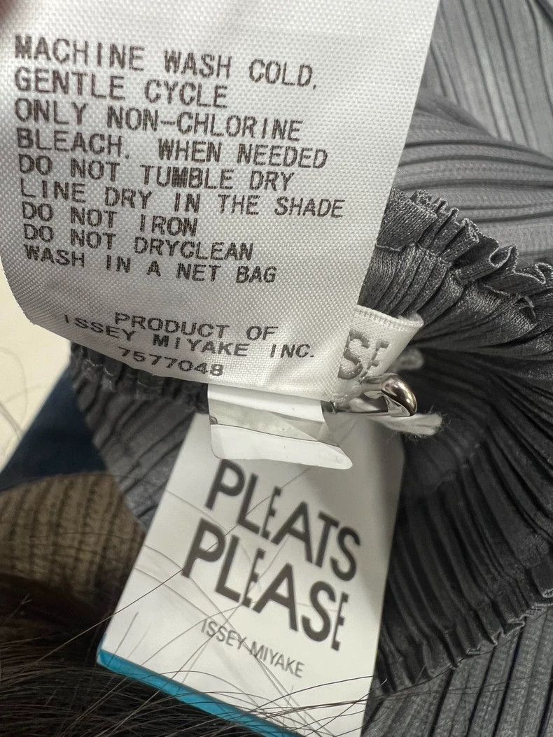 Issey Miyake Issey Miyake size:3 Dark grey pleated trousers Size 22" - 1 Thumbnail