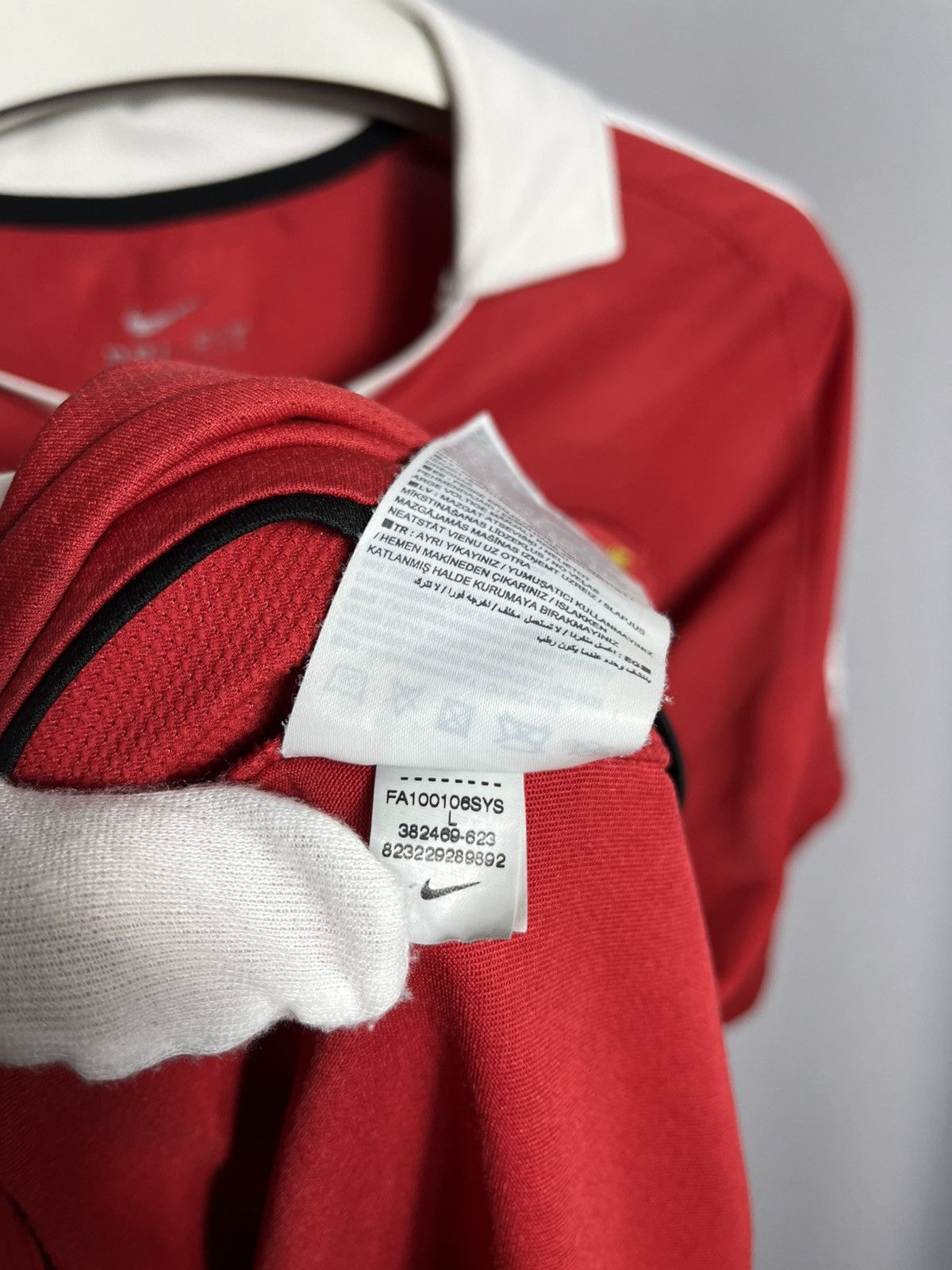 Nike MANCHESTER UNITED 2010/2011 HOME SHIRT PATCH Barclays Size US L / EU 52-54 / 3 - 6 Thumbnail