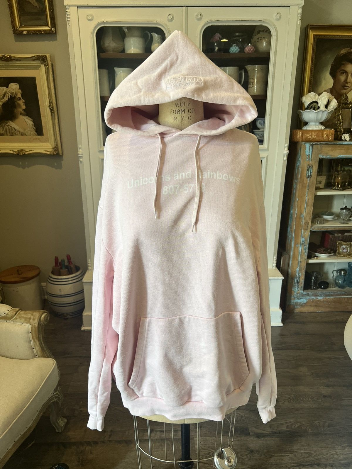関税負担なし◆VETEMENTS◆Flying Unicorn フーディ VETEMENTS Heartbreaker Unicorn Hoodie in White | FWRD