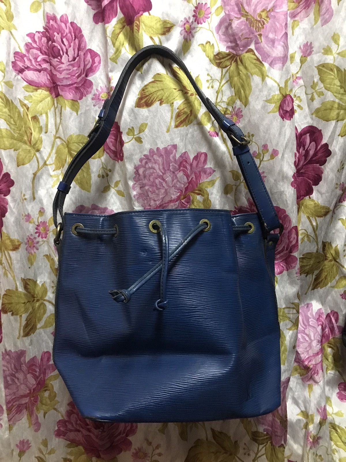 Louis Vuitton Authentic Louis Vuitton Epi Neo Size ONE SIZE - 9 Thumbnail