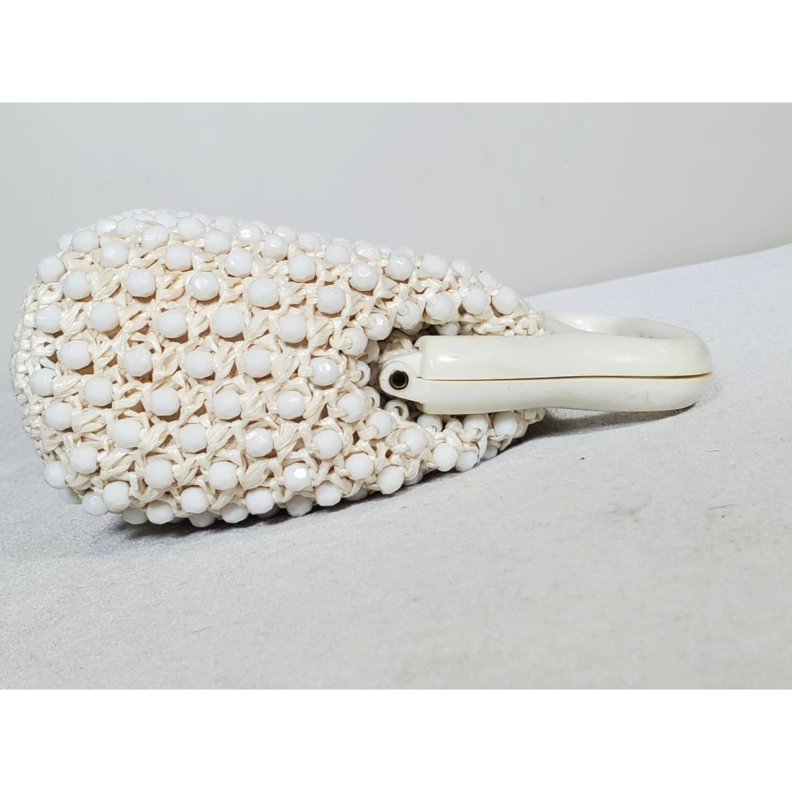 Vintage VINTAGE 1960s Beaded Crocheted Purse Ivory White Plastic Handle Lined Hong Kong Size ONE SIZE - 6 Thumbnail