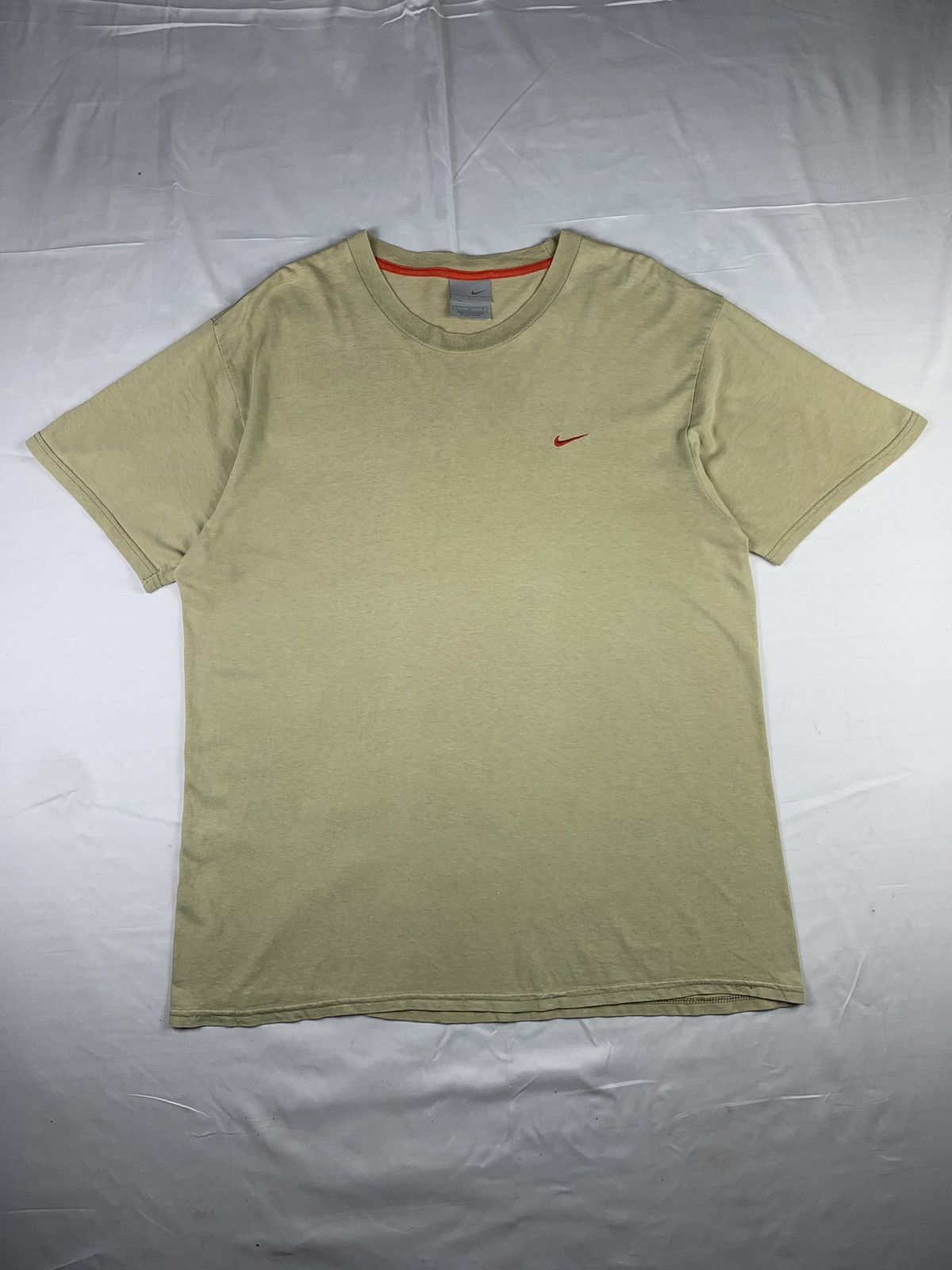 Nike 2000s Nike US Beige Red Small Swoosh Essentials Tee Size US L / EU 52-54 / 3 - 1 Thumbnail