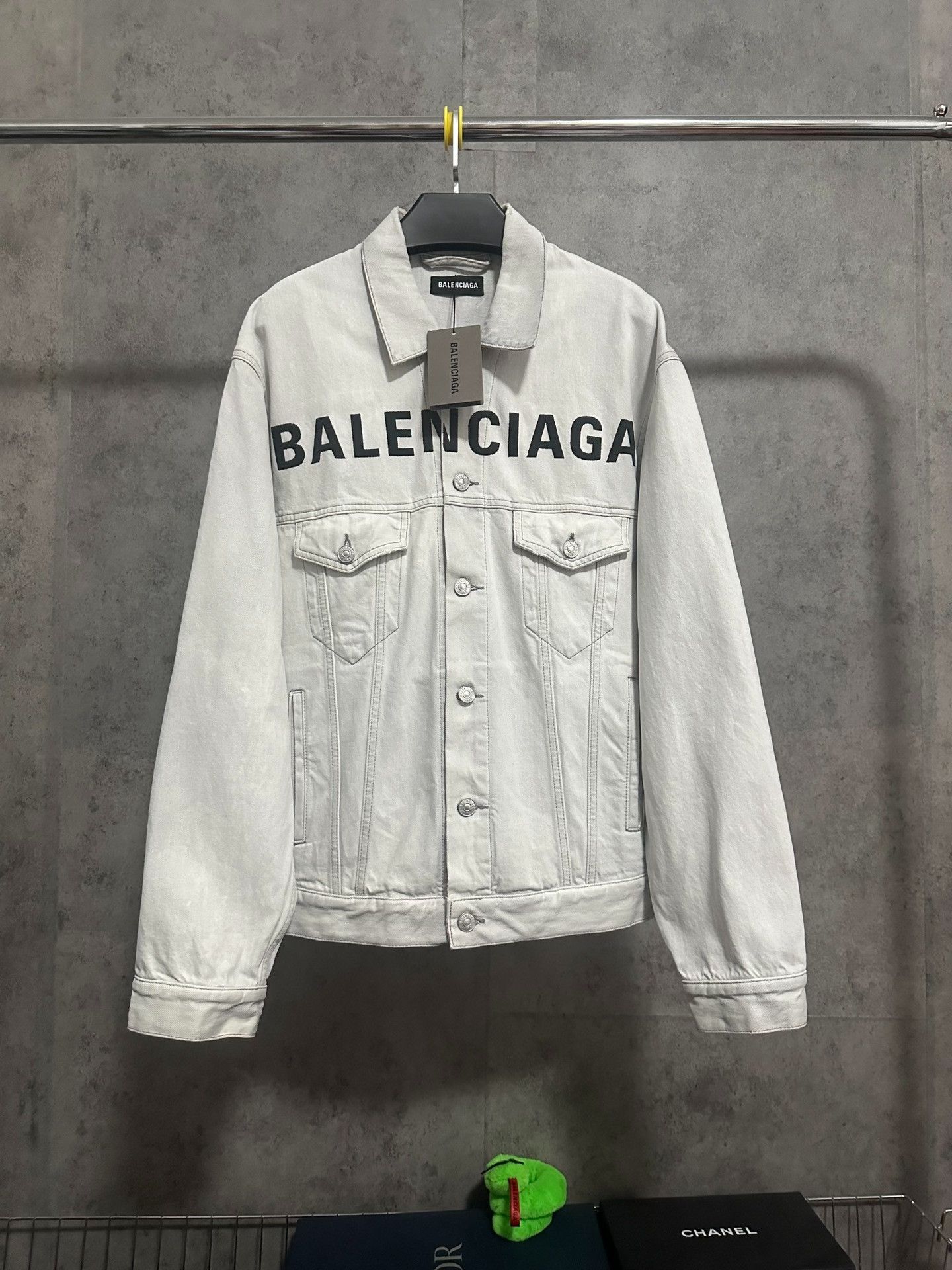 Balenciaga balenciaga distressed denim jacket with logo Size US L / EU 52-54 / 3 - 1 Thumbnail