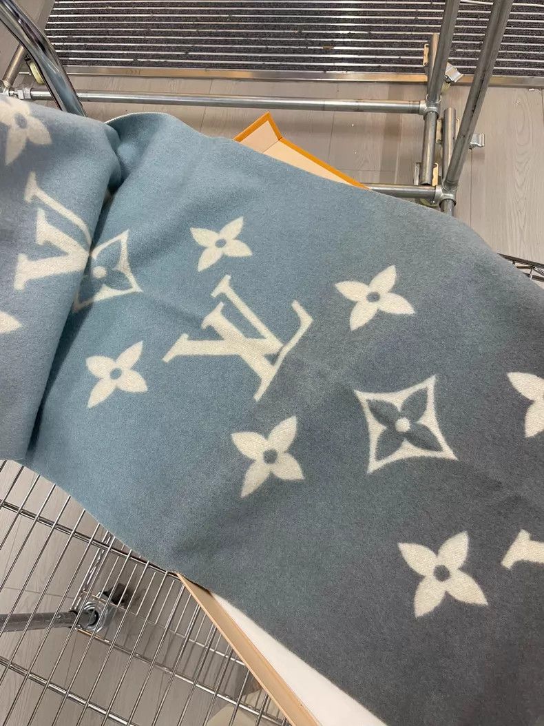 Louis Vuitton Louis Vuitton Pink and blue ombre presbyopic printed cashm Size ONE SIZE - 3 Thumbnail