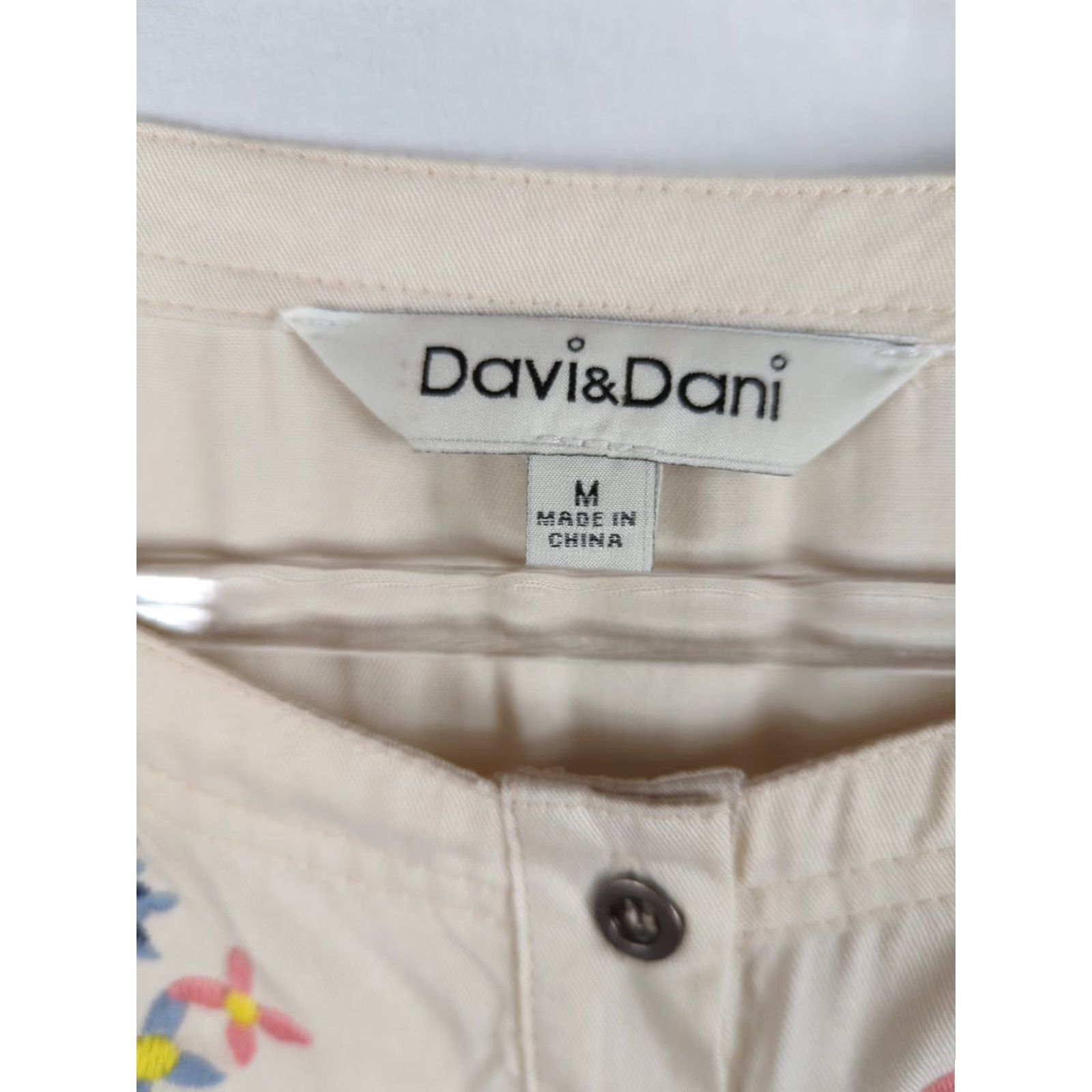 Vintage Davi & Dani Blouse Womens M Oversized Sleeveless Embroidered Floral Be Beige Bohemian Round Neck Button-Closure Rayon Shirt/Top Size M / US 6-8 / IT 42-44 - 3 Thumbnail