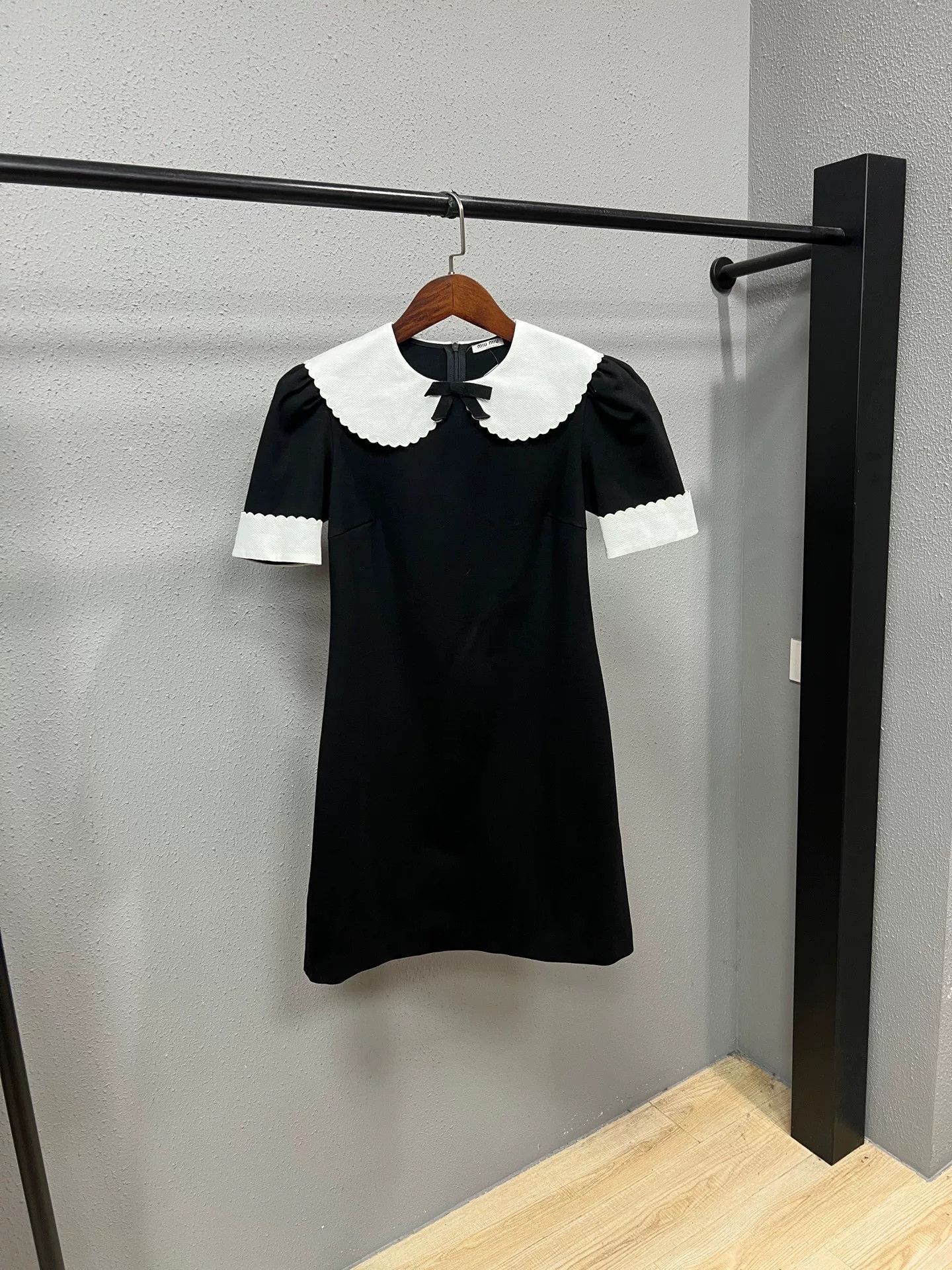 Miu Miu miu miu black and white collar dress Size M / US 6-8 / IT 42-44 - 1 Thumbnail