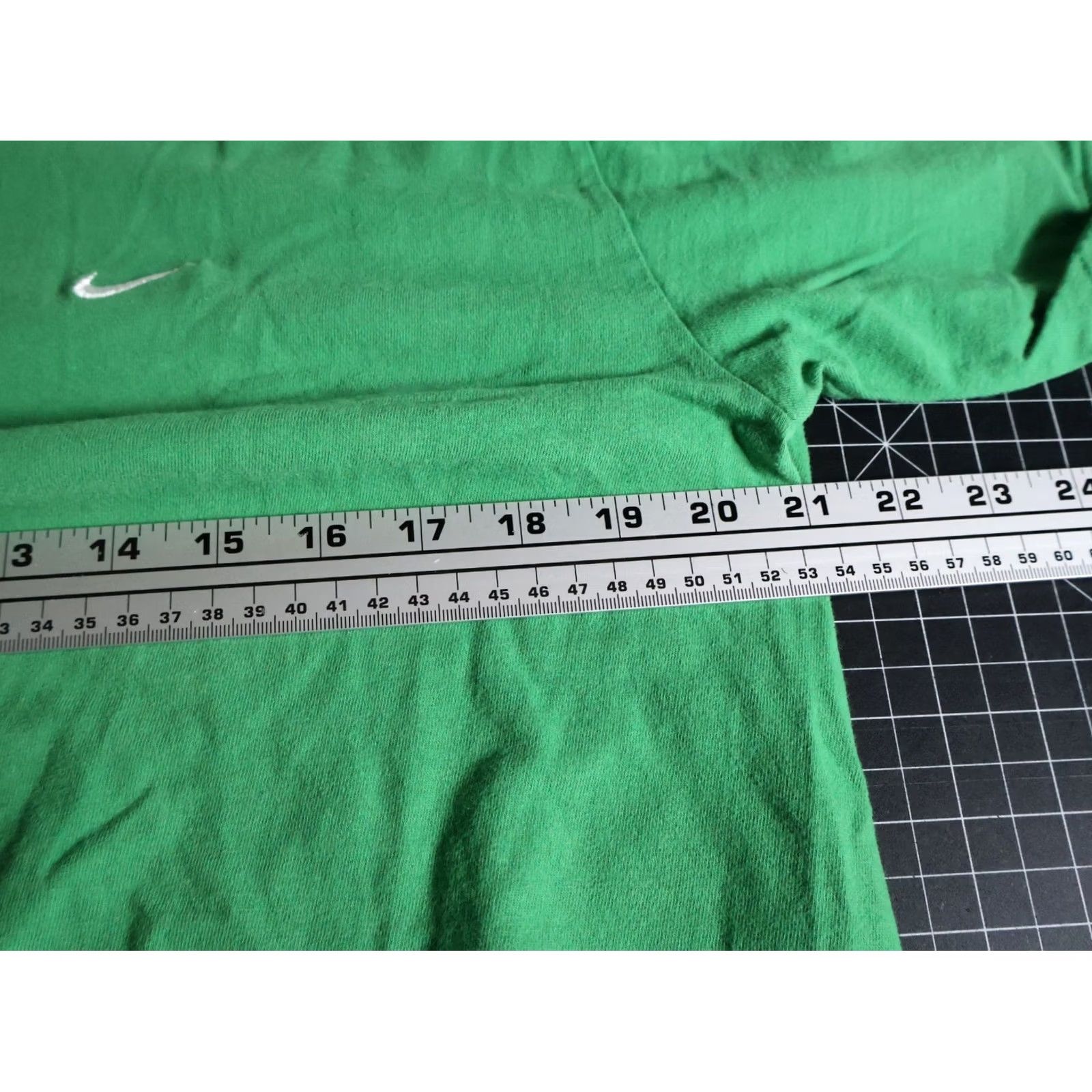 Nike VINTAGE Nike Embroidered Swoosh T-Shirt Green Crewneck Adult L XL Tag 90s Retro Hipster Graphic Tee Men Size US L / EU 52-54 / 3 - 5 Thumbnail