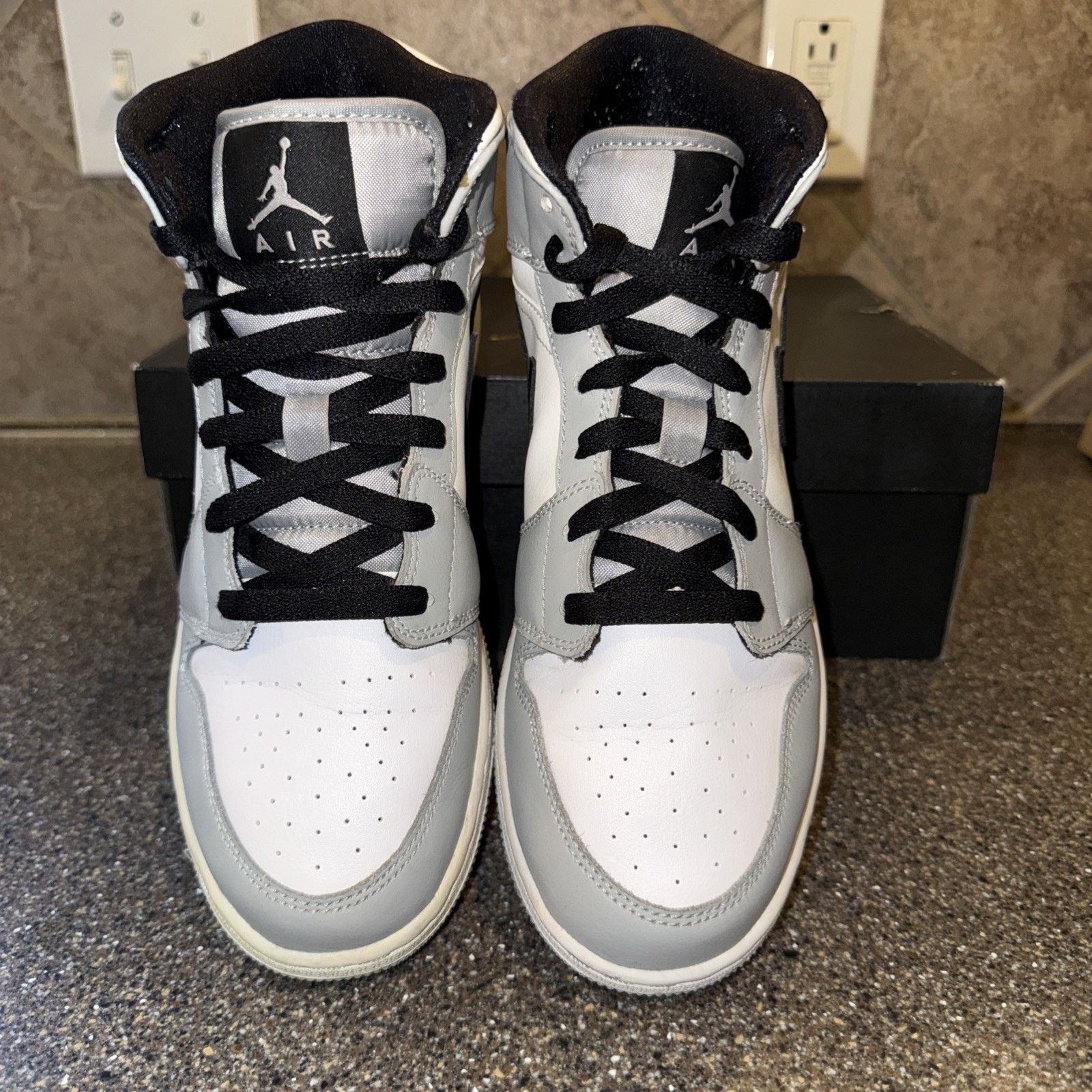 Jordan Brand Air Jordan 1 Mid (GS) Light Smoke Grey/Black-White 7Y-8.5w Size US 7 / EU 40 - 4 Thumbnail