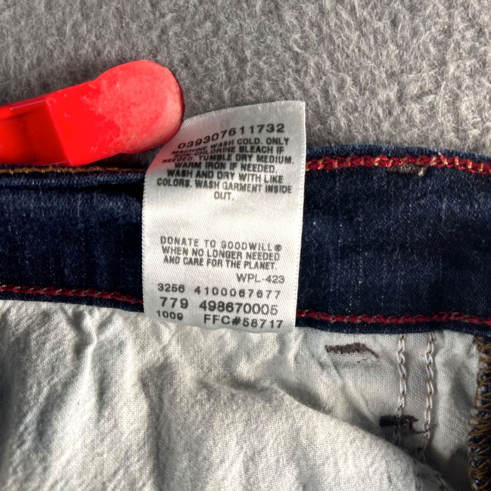 Levi's Levi's 512 Perfectly Slimming Capri Jeans Womens sz 8 Blue Denim Preppy Slimming Capris 5-Pocket Simple Solid Denim Color Blue Womens Size 30" / US 8 / IT 44 - 6 Thumbnail