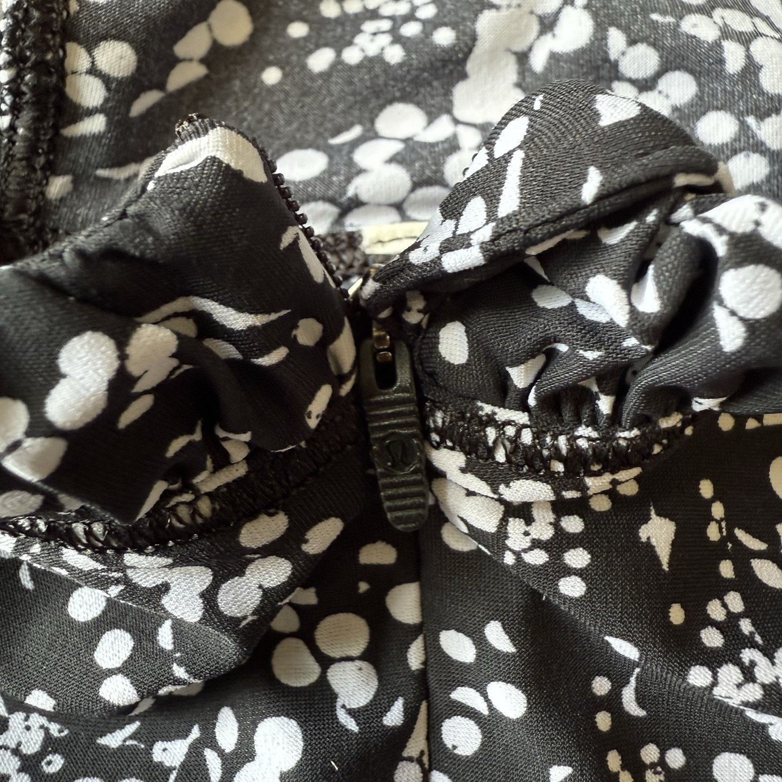 Lululemon Lululemon Jacket 4 Black White 1/4 Zip Workout Athleisure Size S / US 4 / IT 40 - 6 Thumbnail
