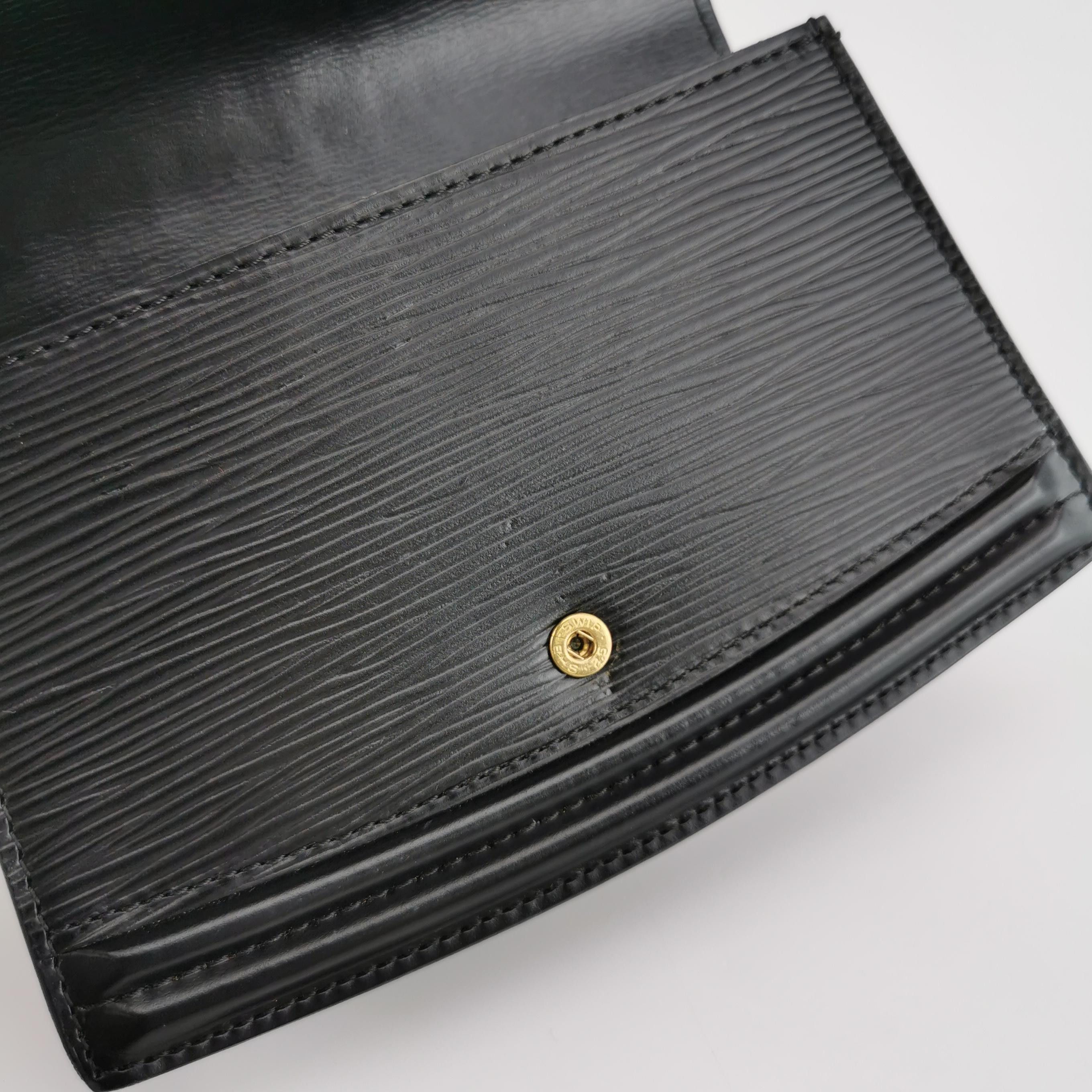 Louis Vuitton Louis Vuitton (LV) cowhide ripple letter logo vintage clutc Size ONE SIZE - 7 Thumbnail