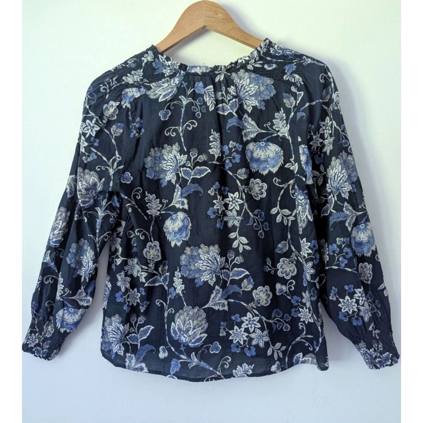 Talbots Talbots Blouse Long Sleeve Navy Floral Peasant Top Women MP Preppy 100% Cotton EUC Ladies Petite Blue Size M / US 6-8 / IT 42-44 - 2 Thumbnail
