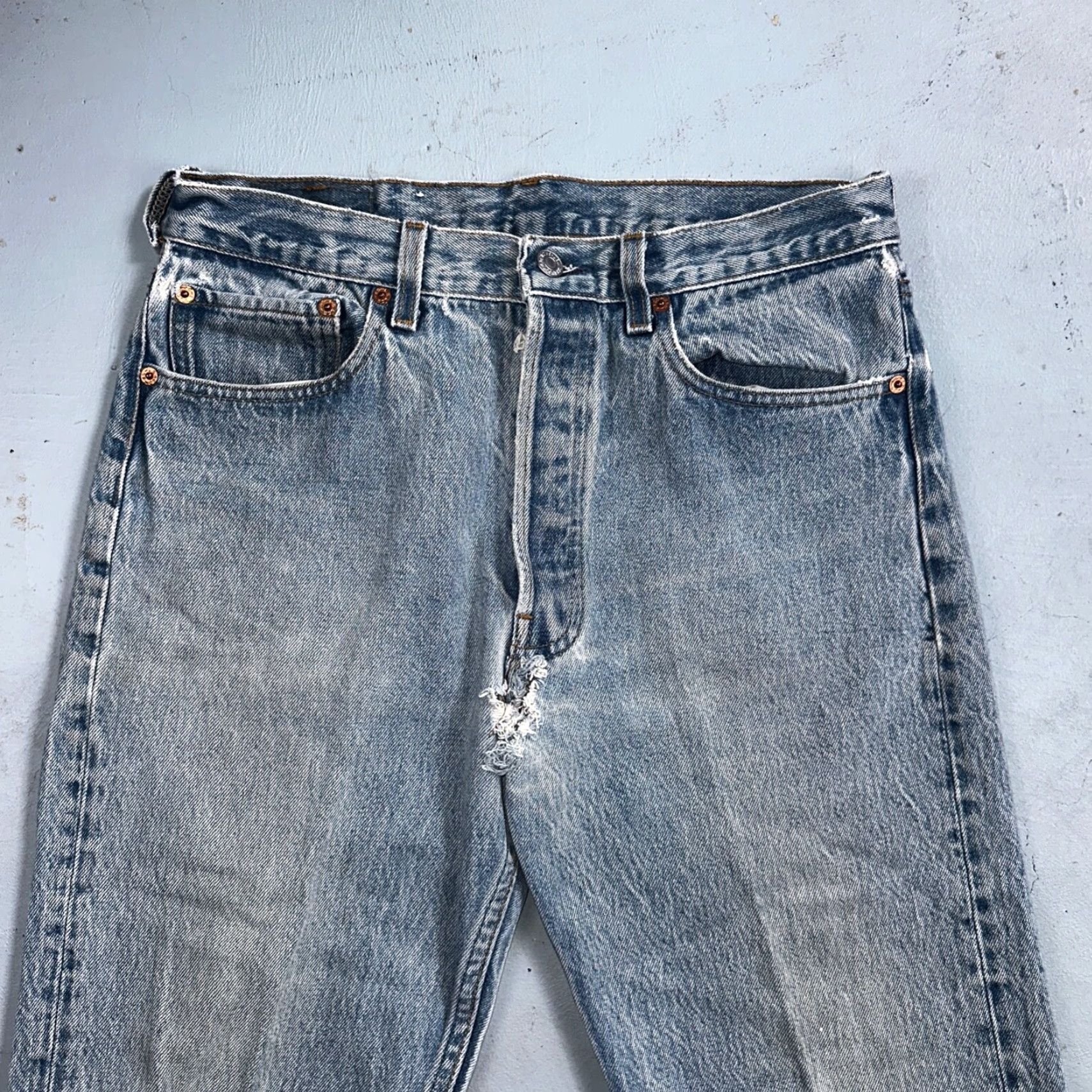 Levi's VINTAGE Levi's 501 Jeans - Men - Straight - 33x36 - Light Wash Denim - 90s USA Comfort Fit - Regular Rise - Button Fly - 501 Series - 1990s Size US 33 - 2 Thumbnail