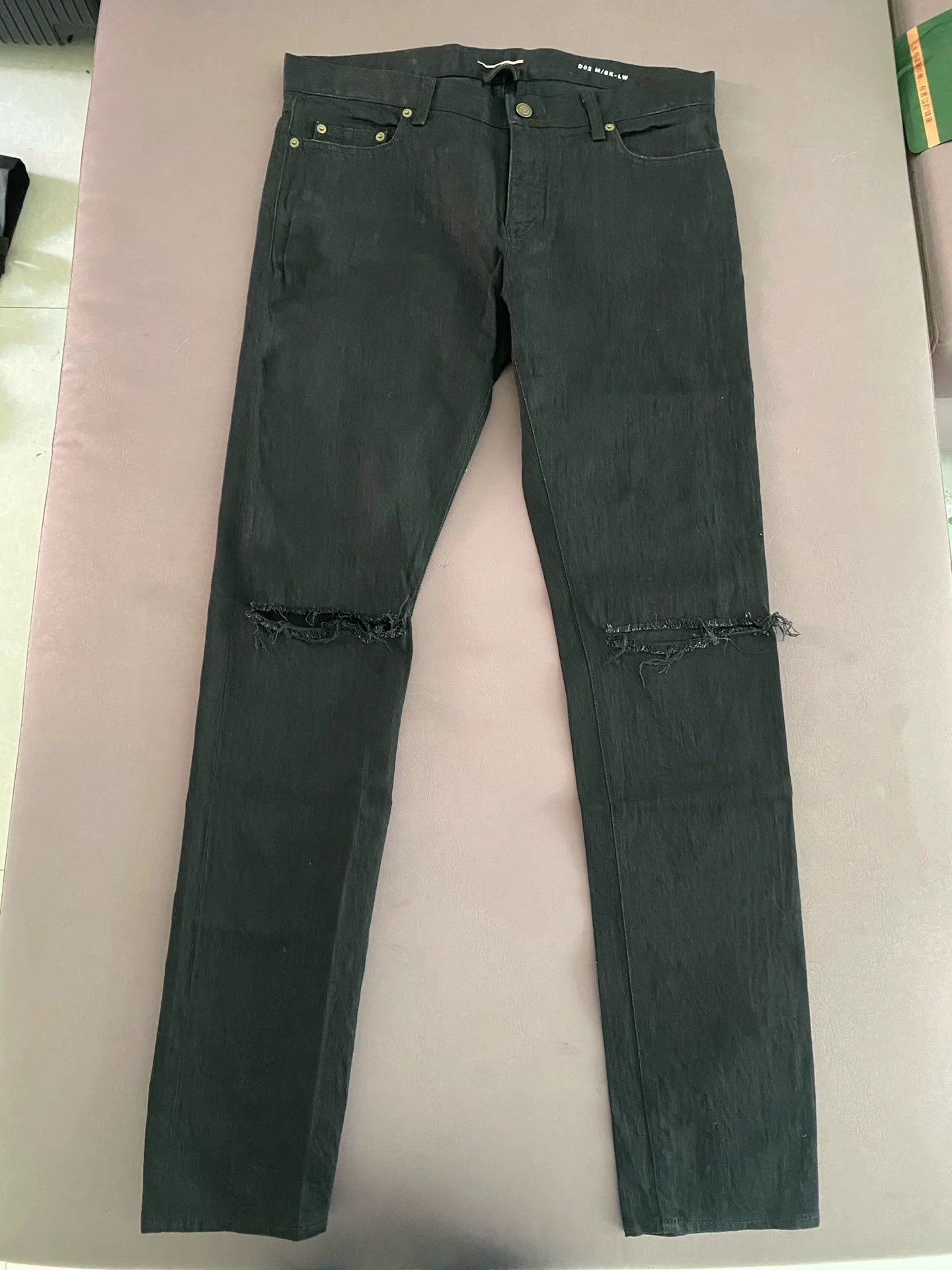 Saint Laurent slp15FW distressed jeans with a flat cut.