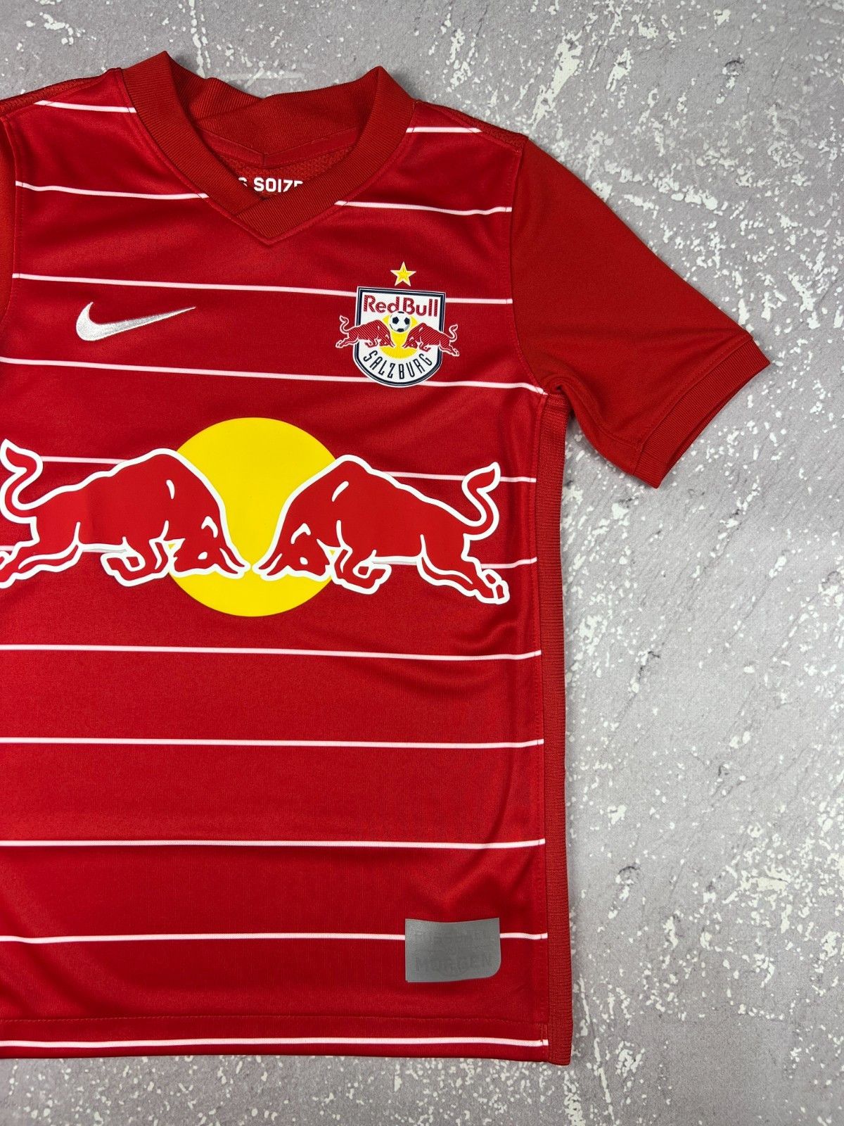 Nike 2021/2022 Nike Salzburg Home Soccer Jersey Boys 7-8 years Size US XXS / EU 40 - 2 Thumbnail