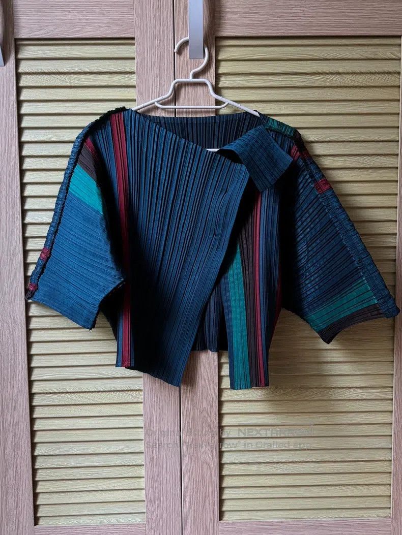 Issey Miyake Issey Miyake Buttoned Cropped Jacket Size M / US 6-8 / IT 42-44 - 1 Thumbnail