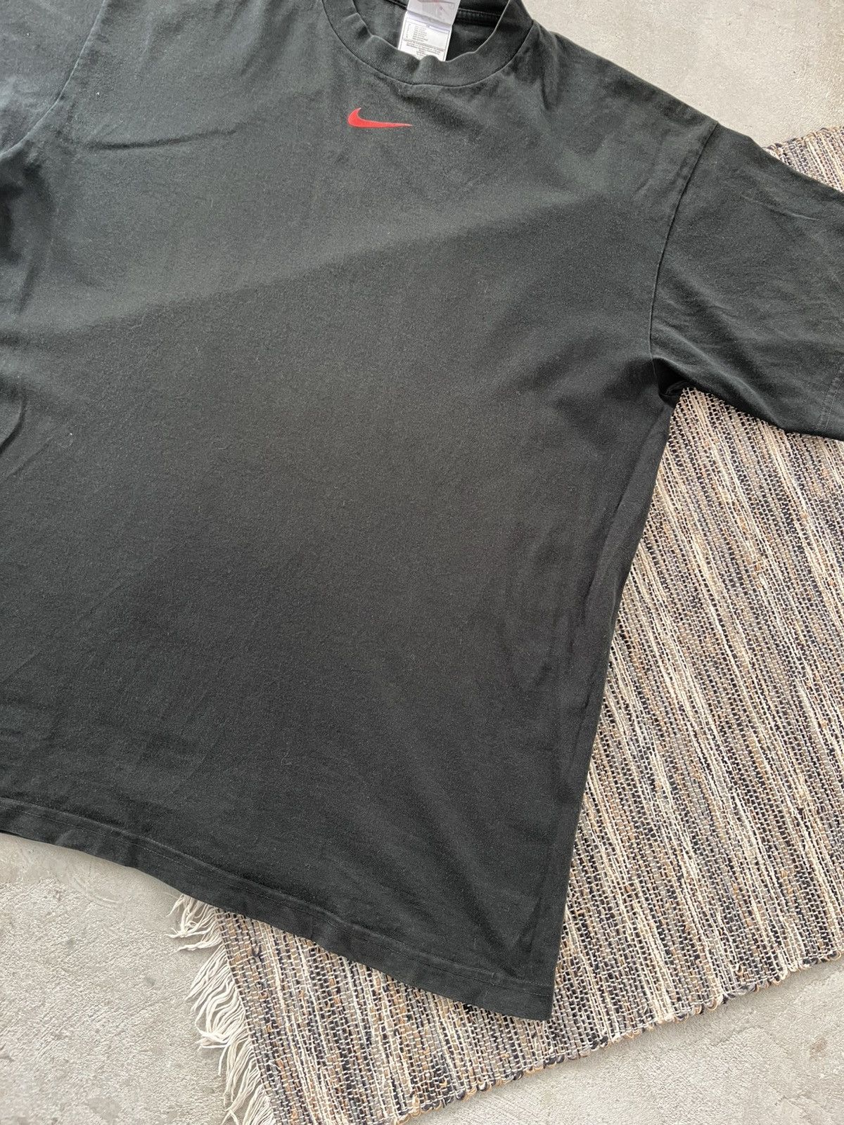 Nike 90s Vintage Nike Black Center logo Tshirt Big Swoosh Back Size US L / EU 52-54 / 3 - 6 Thumbnail