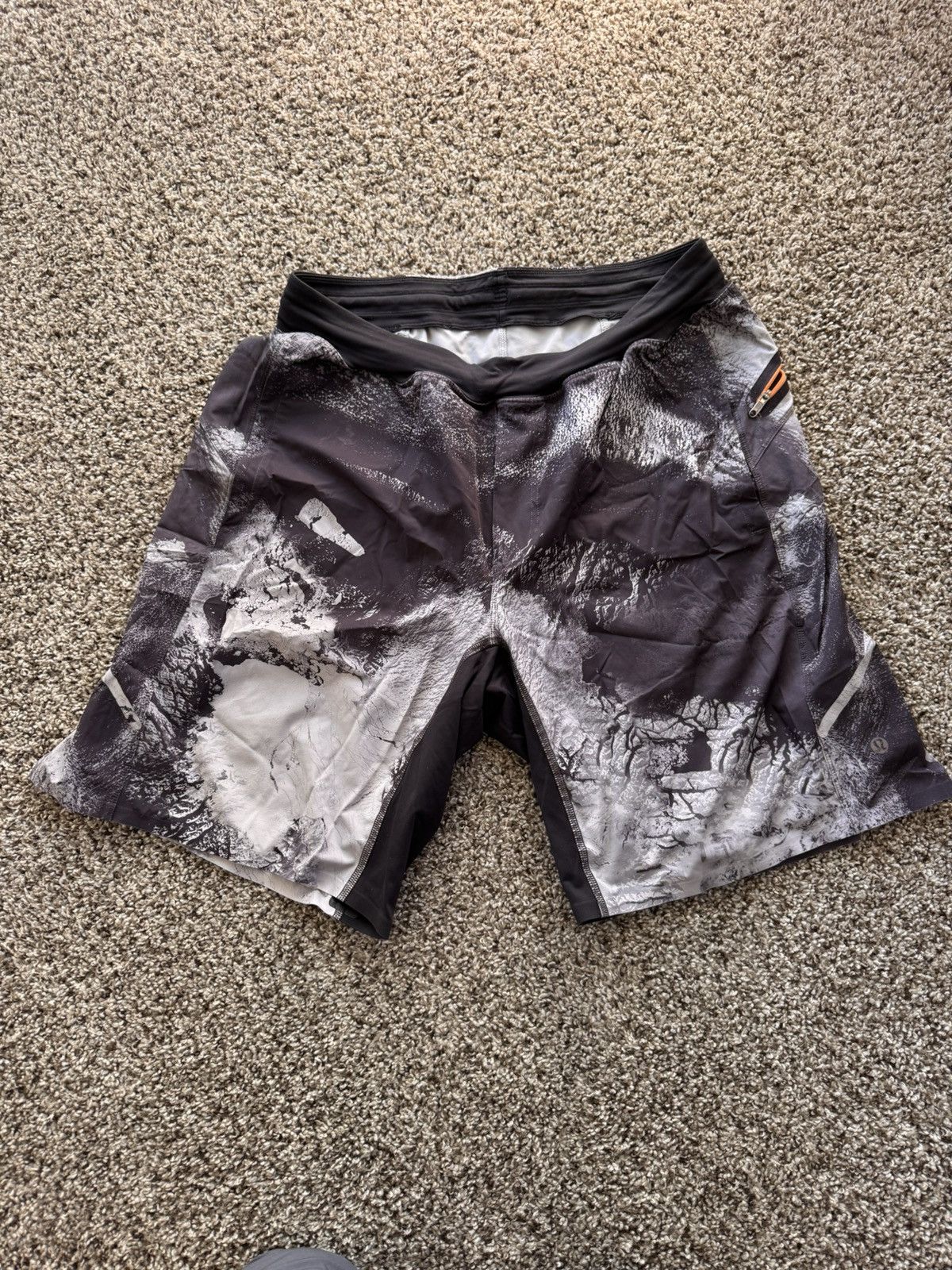 Lululemon Special edition colorway Lululemon mountain T.H.E short Size US 32 / EU 48 - 1 Thumbnail