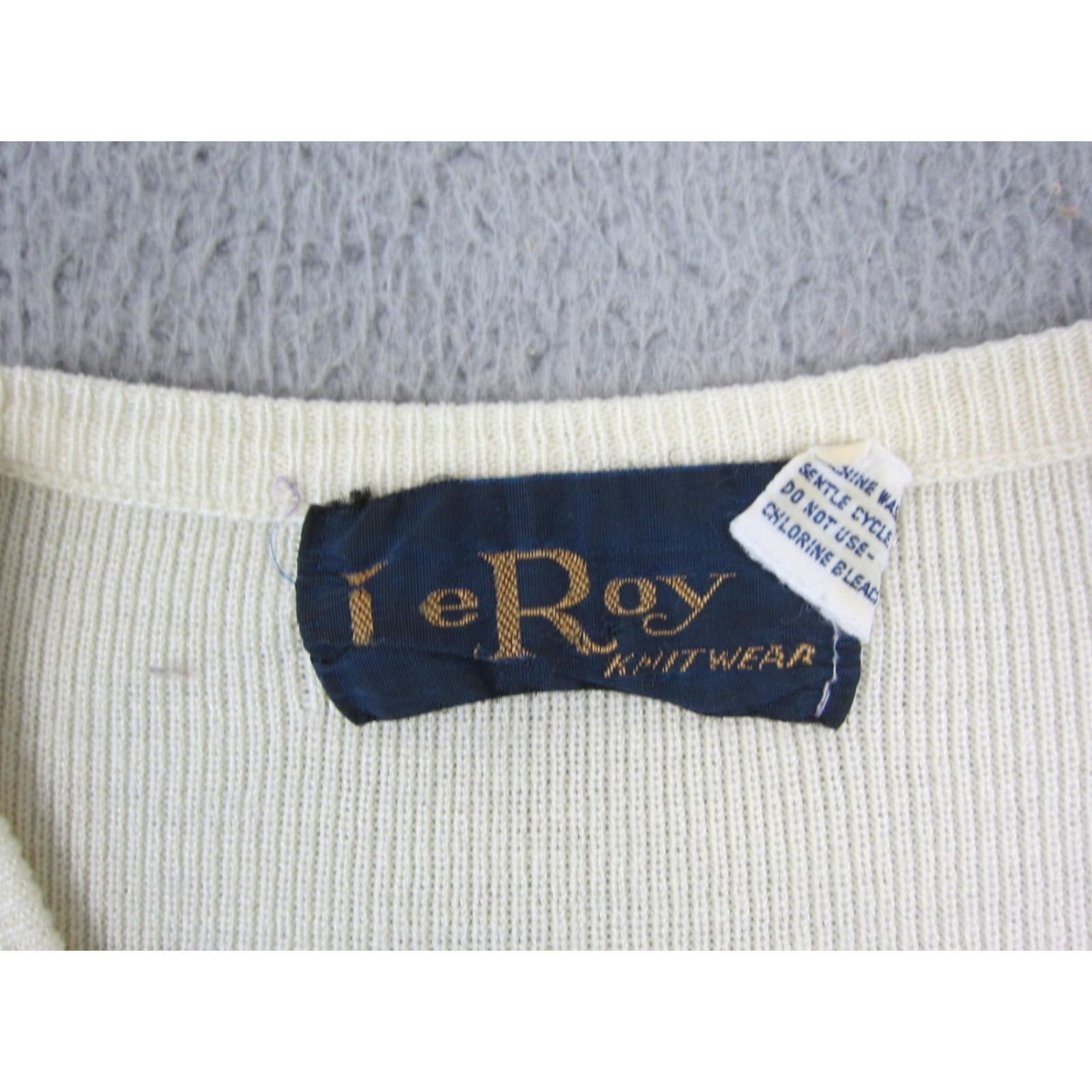 Vintage VINTAGE Leroy Sweater Womens M Ivory Embroidered V-Neck 60s 90s Classic Knit Pullover Long Sleeve Size M / US 6-8 / IT 42-44 - 6 Thumbnail