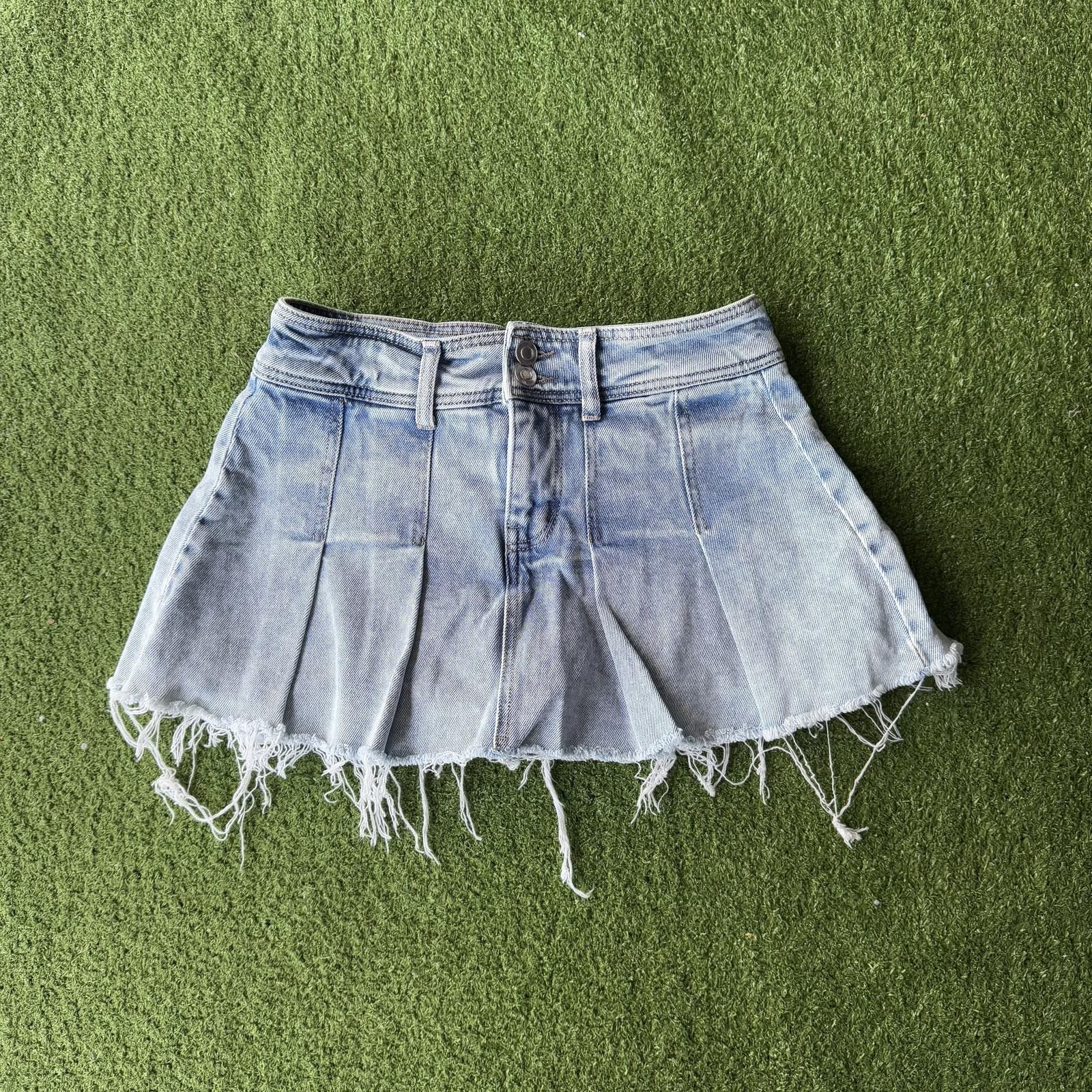 Designer Y2K Pleated Denim Mini Skirt – 2000s It-Girl Vibes Size ONE SIZE - 1 Thumbnail