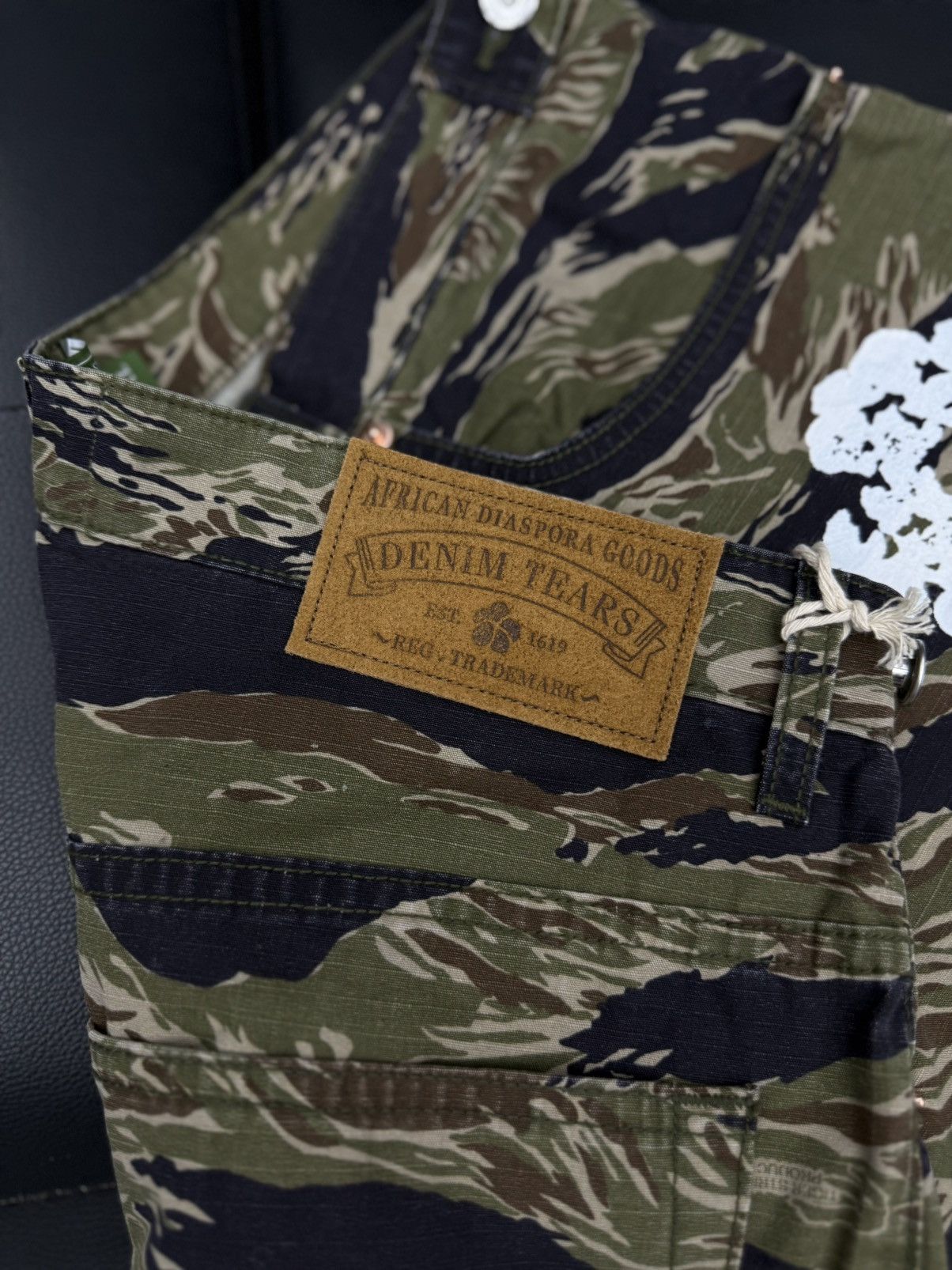 DENIM TEARS Denim Tears Cotton Wreath 2025 Shorts Size XL Camo (NEW) Size US 36 / EU 52 - 7 Thumbnail
