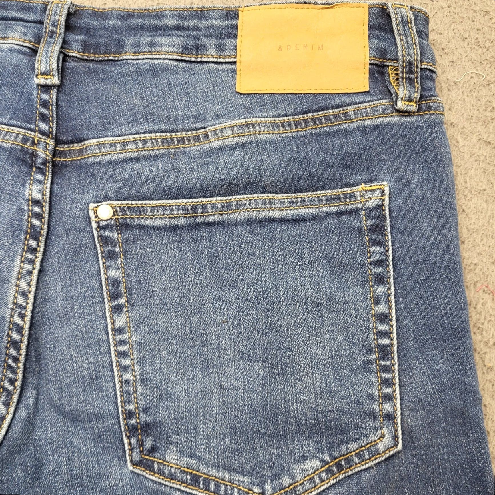 H&M H&M Jeans Women Blue Denim Skinny Slim 12 Regular 5-Pocket Distressed Whiskered Medium Wash Bohemian 90s City Size 34" / US 12 / IT 48 - 4 Thumbnail