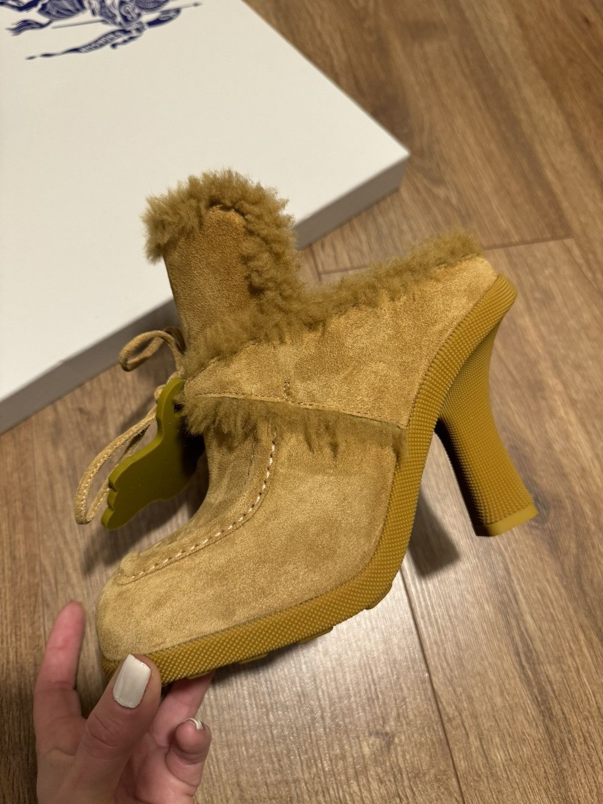 Burberry Burberry shearling boots-mules brown-mustard, size 35 It Size US 5 / IT 35 - 10 Thumbnail