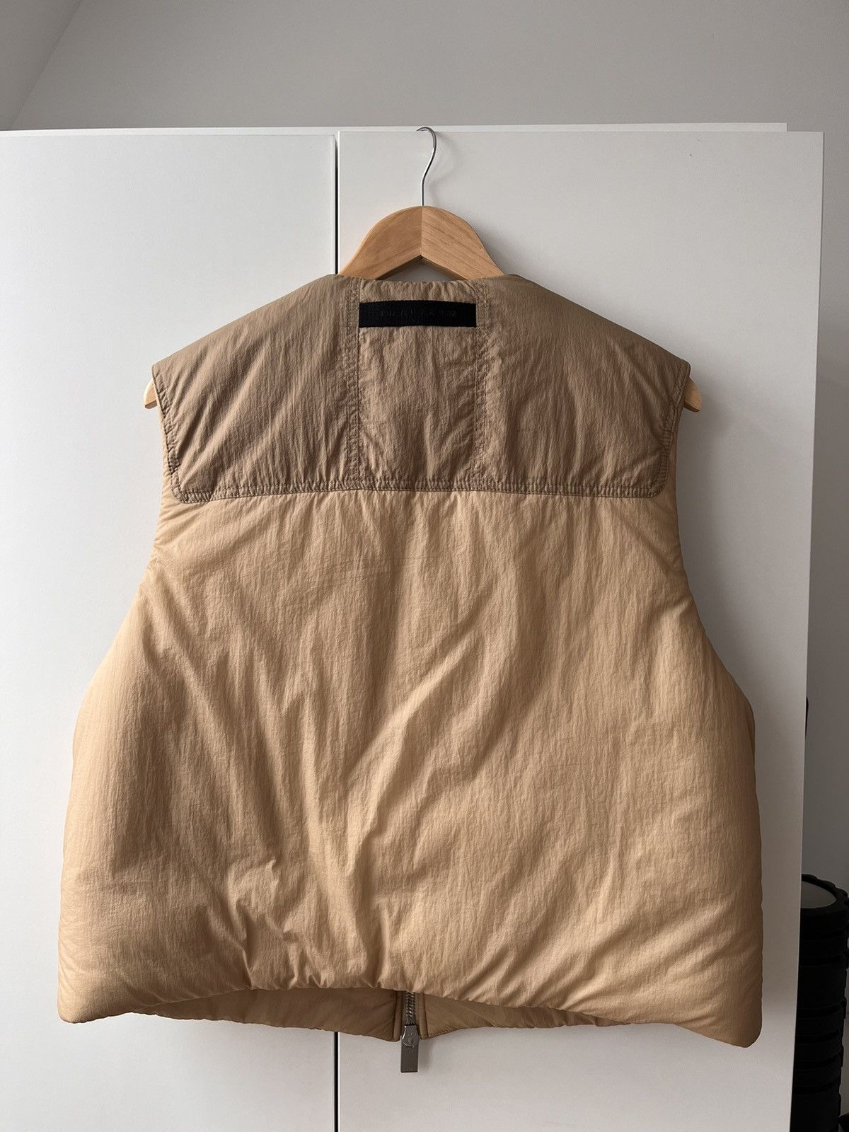 1017 ALYX 9SM 1017 ALYX 9SM Cropped Beige Padded Vest – Wide Large Fit Size US L / EU 52-54 / 3 - 6 Thumbnail