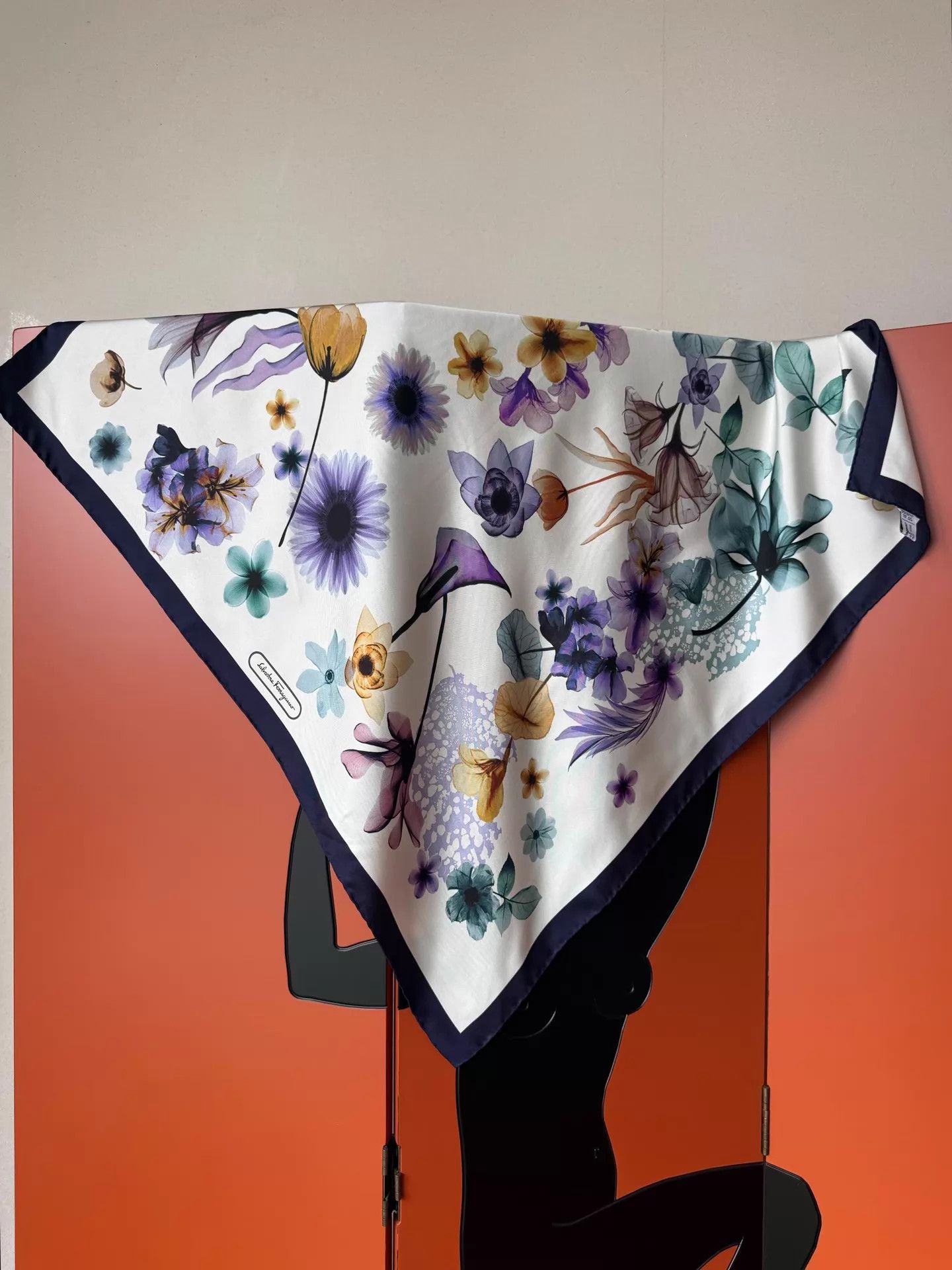 Salvatore Ferragamo Ferragamo Vtg Watercolor Floral Silk Scarf 90cm Blue-White Size ONE SIZE - 2 Thumbnail